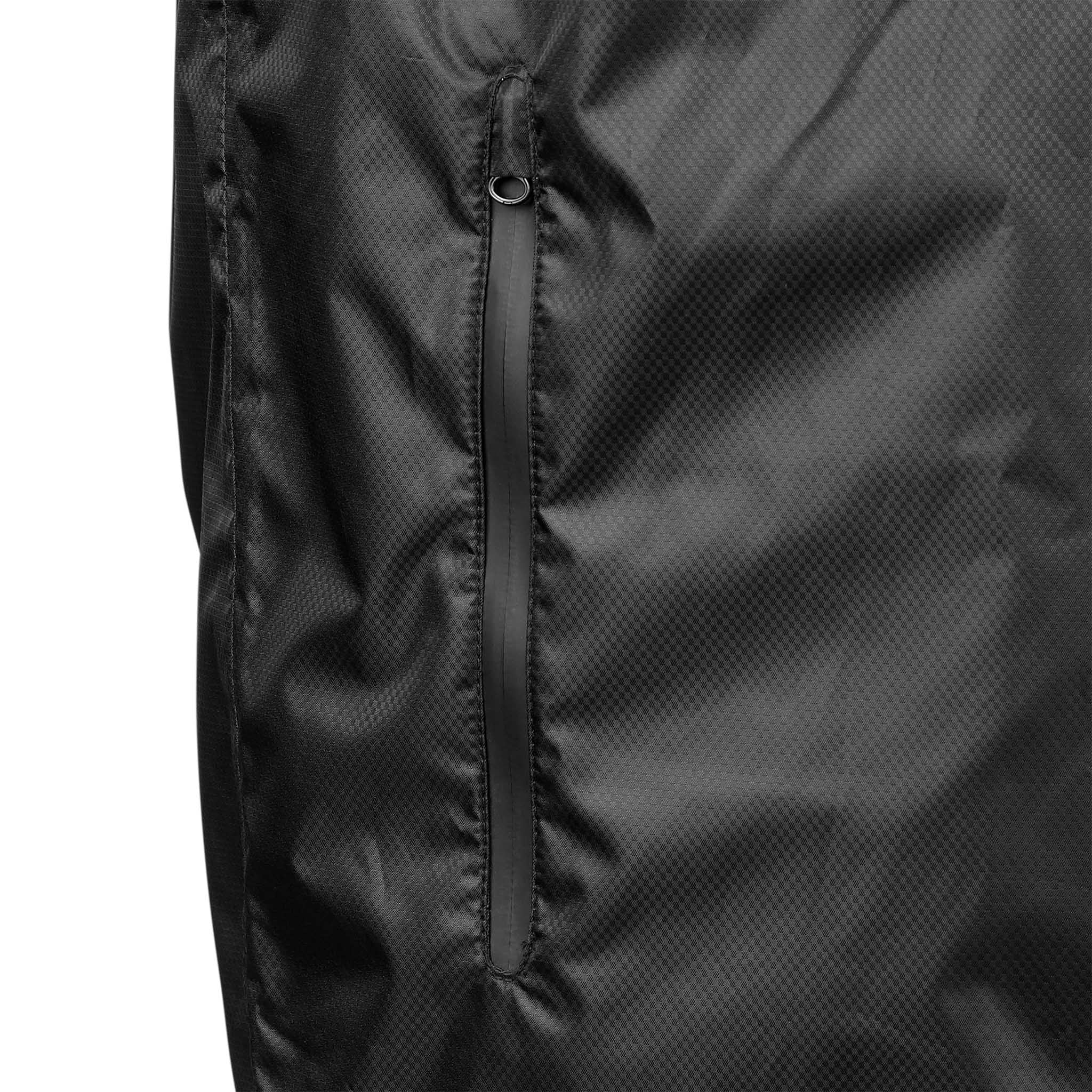 Nærbillede af sort All-weather jacket Monaco v24, Match & Training wear, med lynlåslomme-detalje.