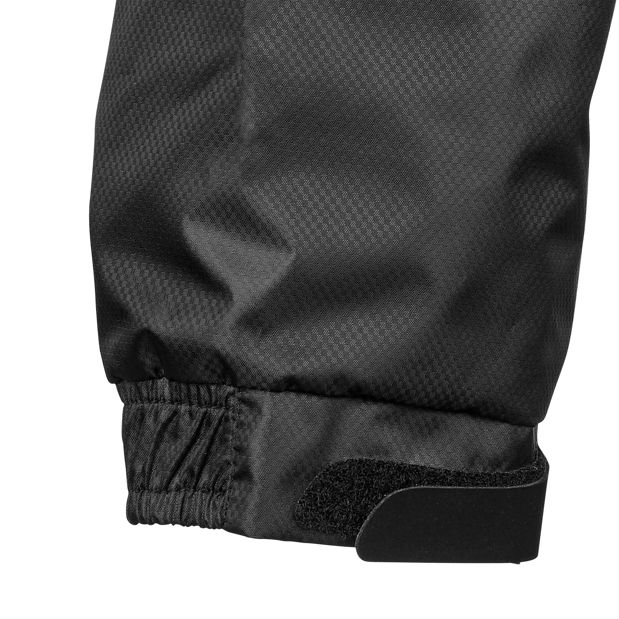 Nærbillede af sort All-weather jacket Monaco v24 manchet med elastik og velcrorem, Match & Training tøj fodbold.
