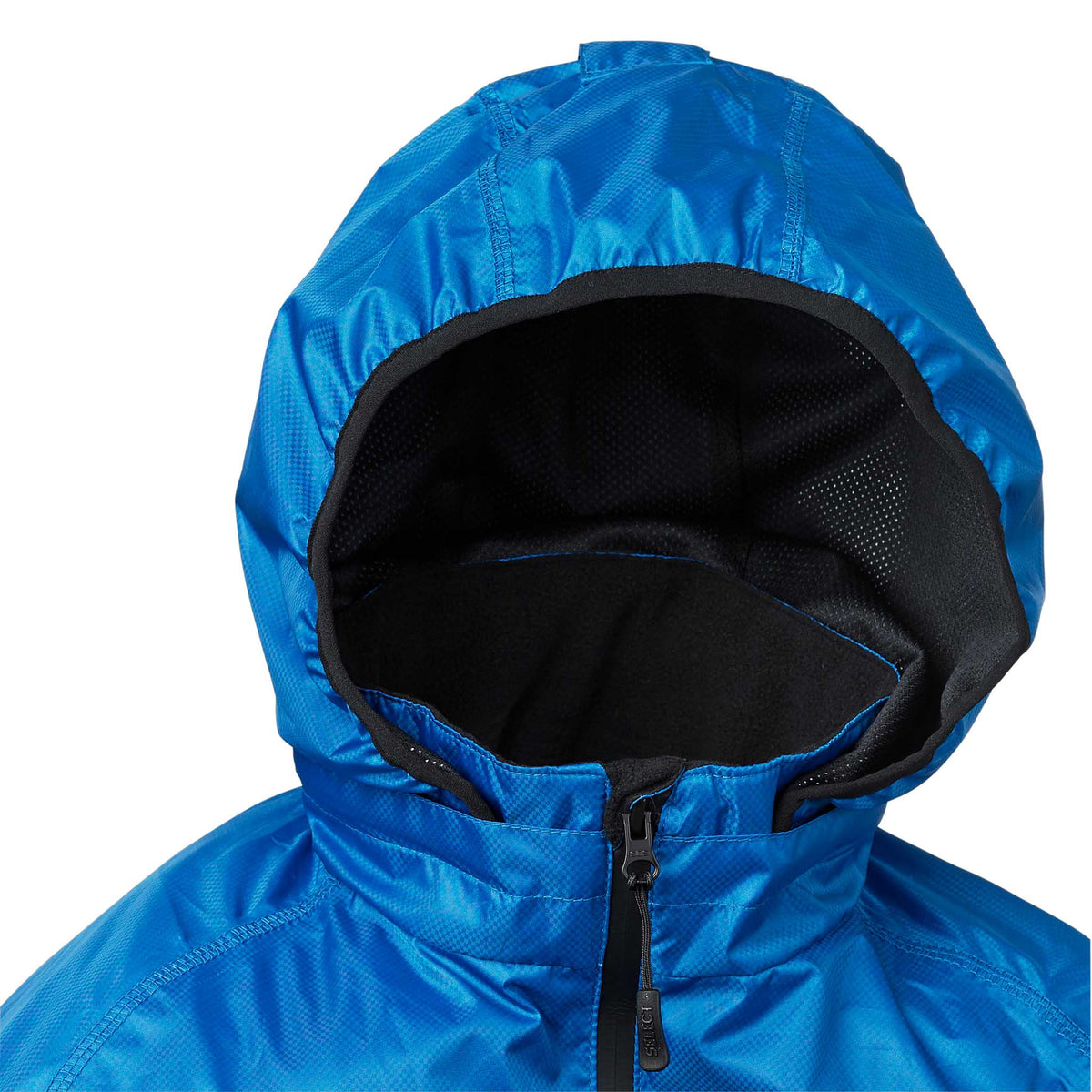 Closeup af blå All-weather jacket Monaco v24, Match & Training wear, med hætte med sort mesh-foring og lynlås.