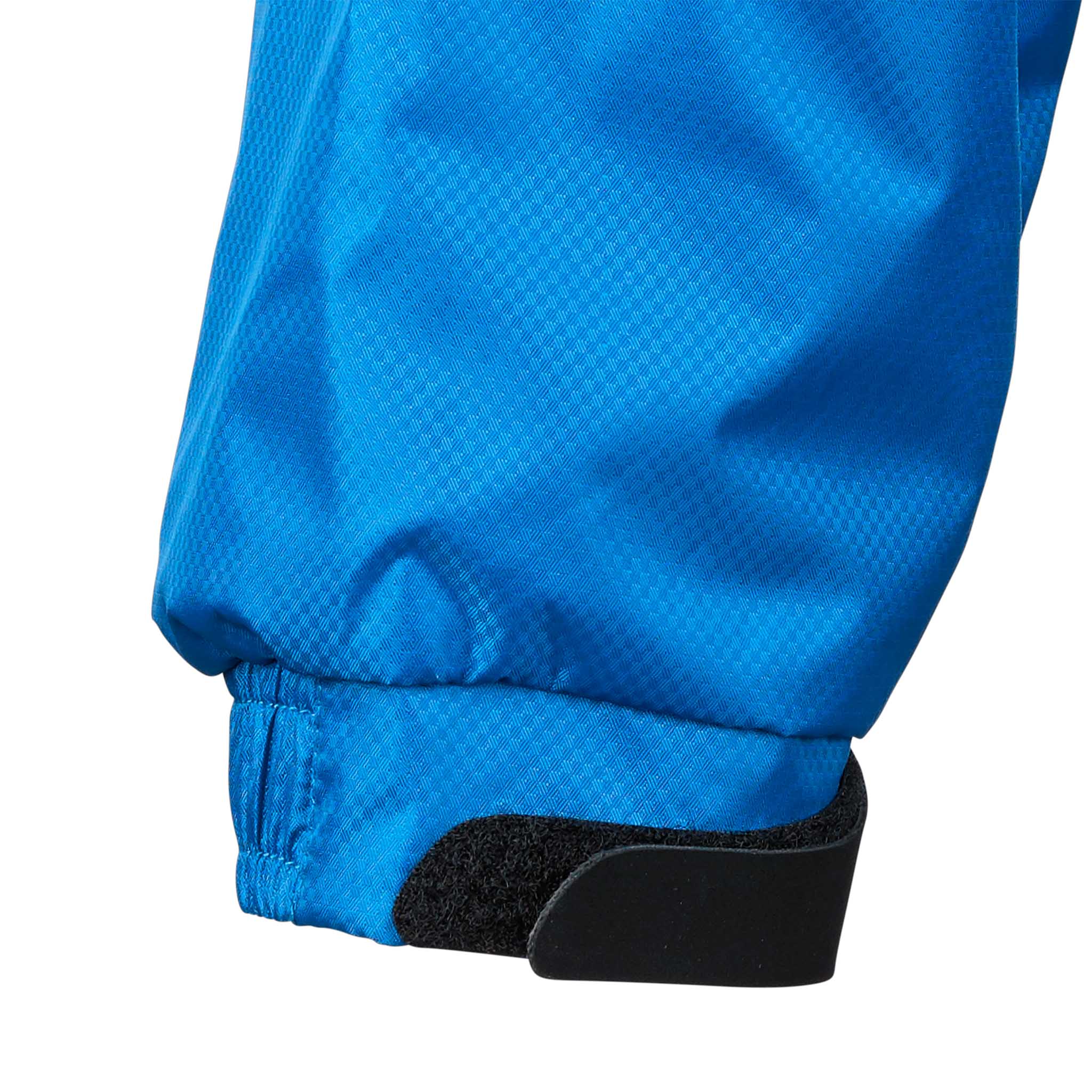 Nærbillede af blå All-weather jacket Monaco v24 manchet med sort velcrorem, Match & Training wear.