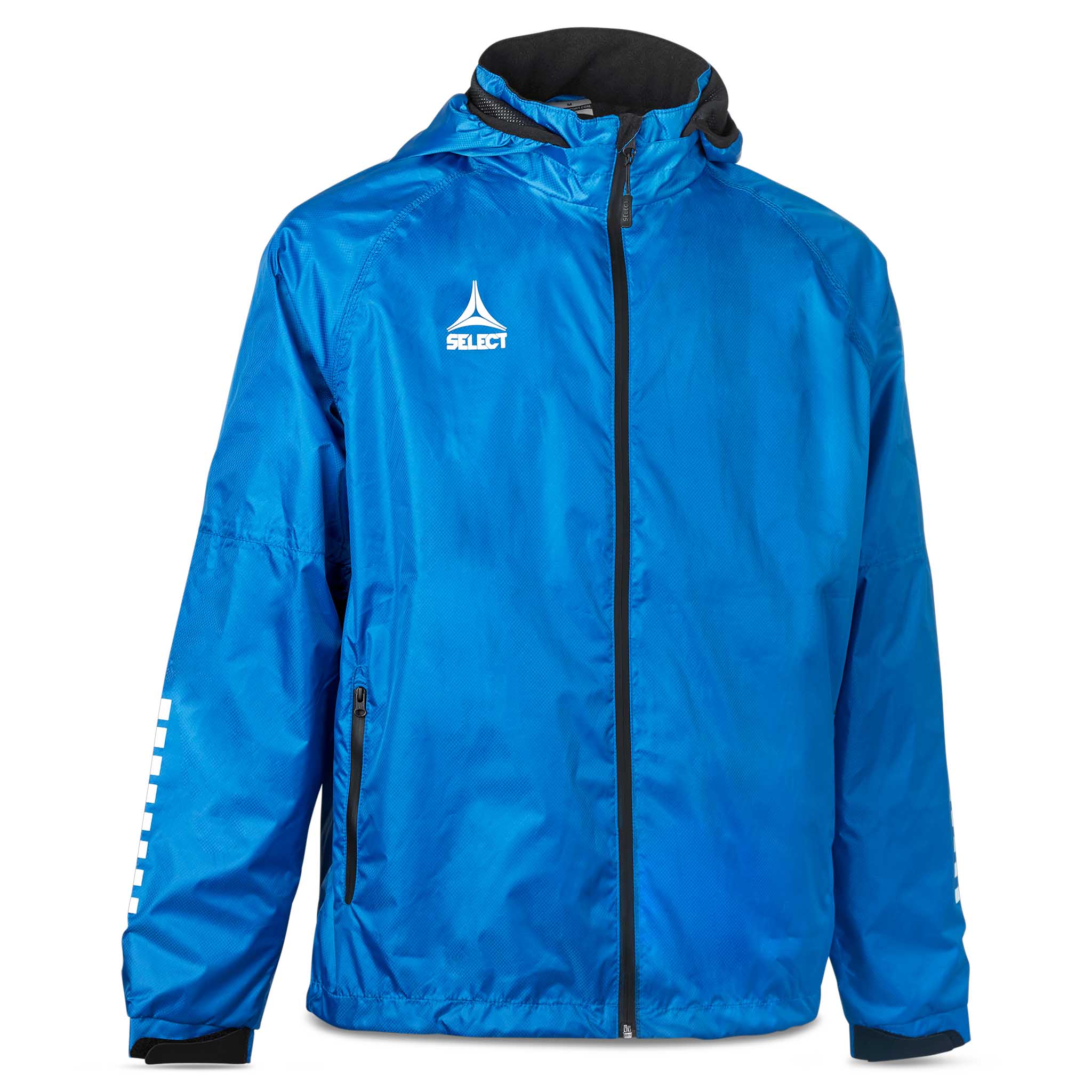 Forfra af blå All-weather jacket Monaco v24 med sort hætte og lynlås, hvidt logo. Match & Training fodboldtøj.