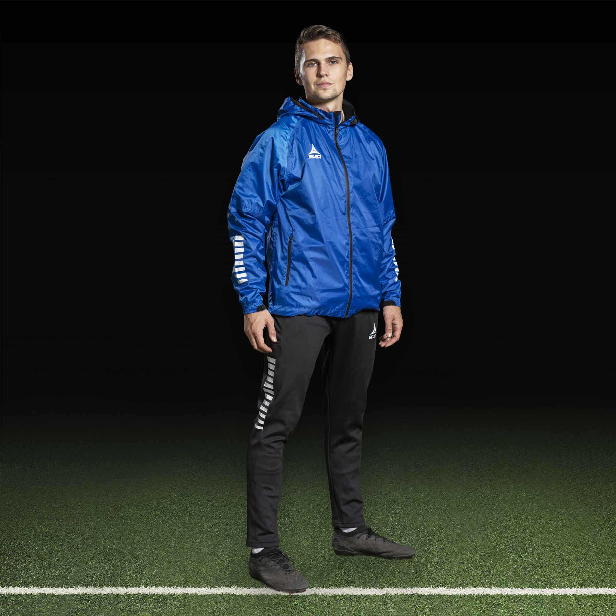 Mandlig fodboldspiller i sorte Training pants Regular Fit Monaco v24, Match & Training wear, forfra på banen.