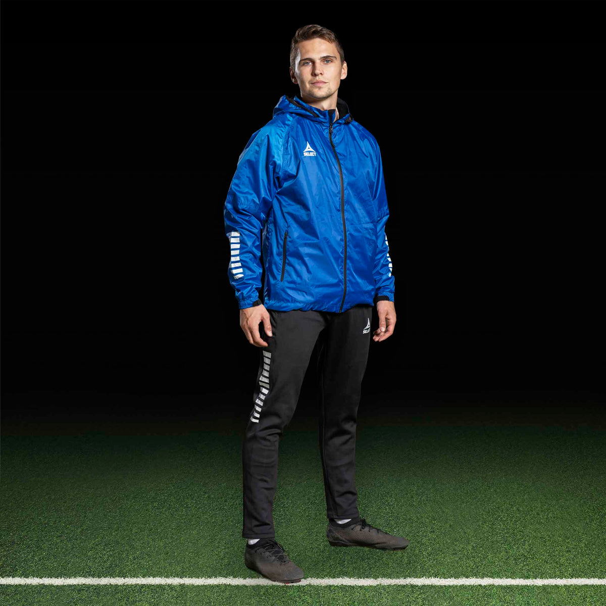Mandlig fodboldspiller i sorte Training pants Regular Fit Monaco v24, Match & Training wear, forfra på banen.