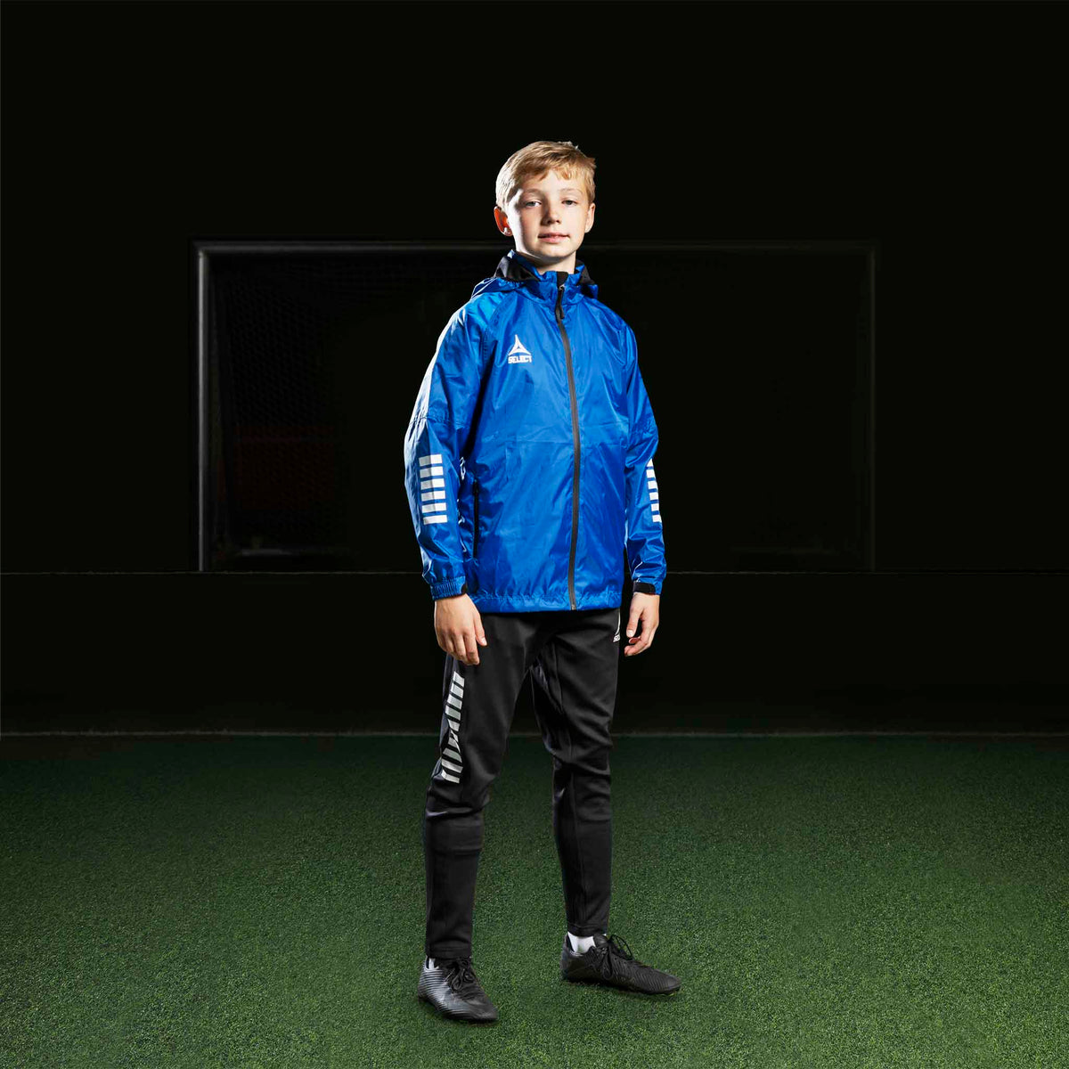 Fodboldspiller-dreng i blå jakke og sorte Training pants Regular Fit Monaco v24, Match & Training wear.