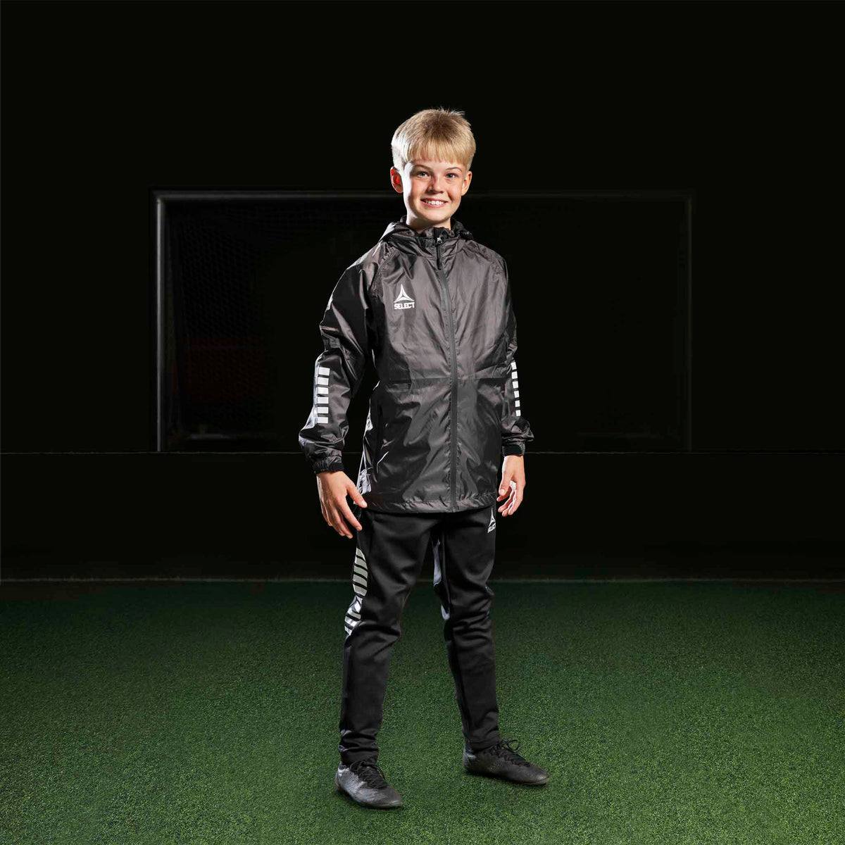 Fodbolddreng i sorte Training pants Regular Fit Monaco v24 og jakke, Match & Training wear.