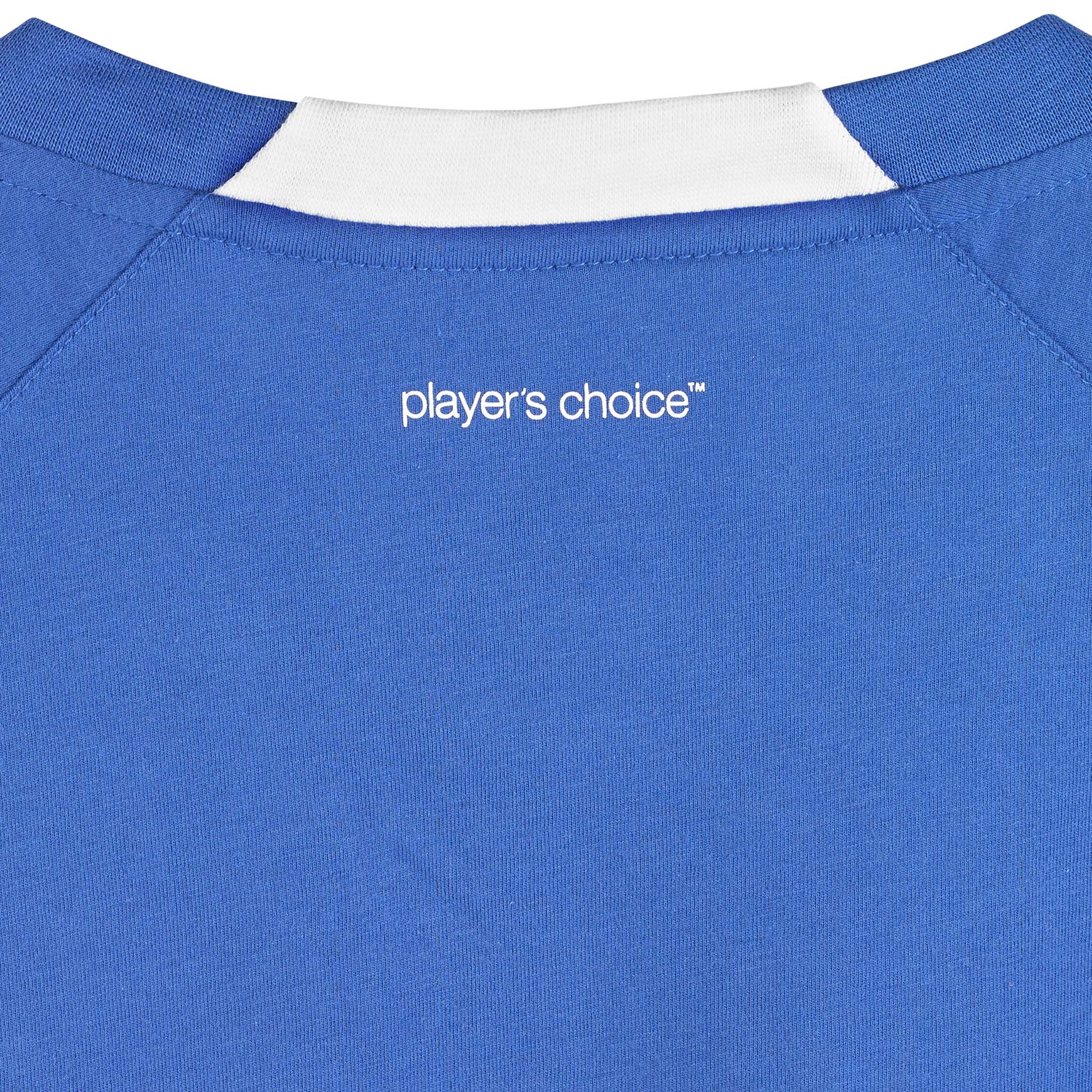 Closeup of blue T-Shirt Oxford v25 leisure wear, showing collar with white trim and player's choice print.