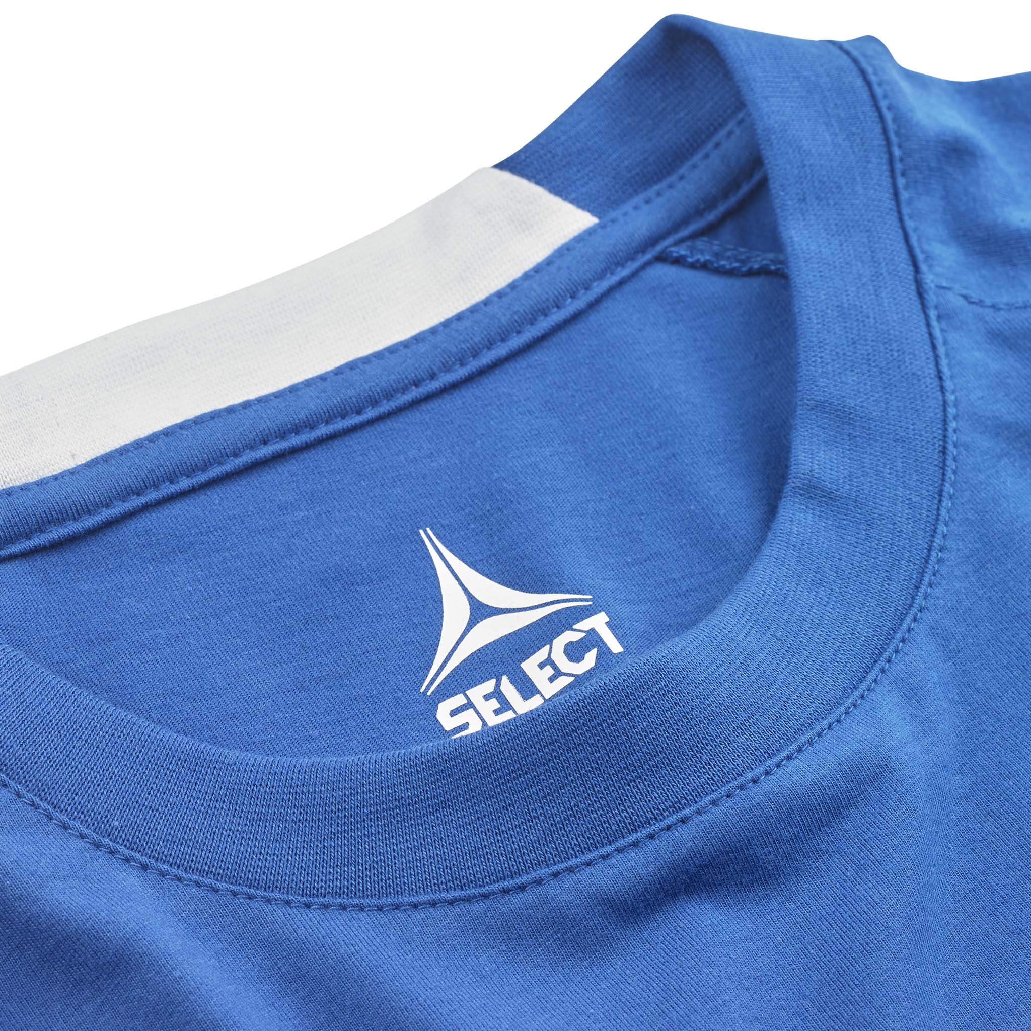 Closeup of blue T-Shirt Oxford v25 leisure wear, showing crew neck collar with white Select logo.