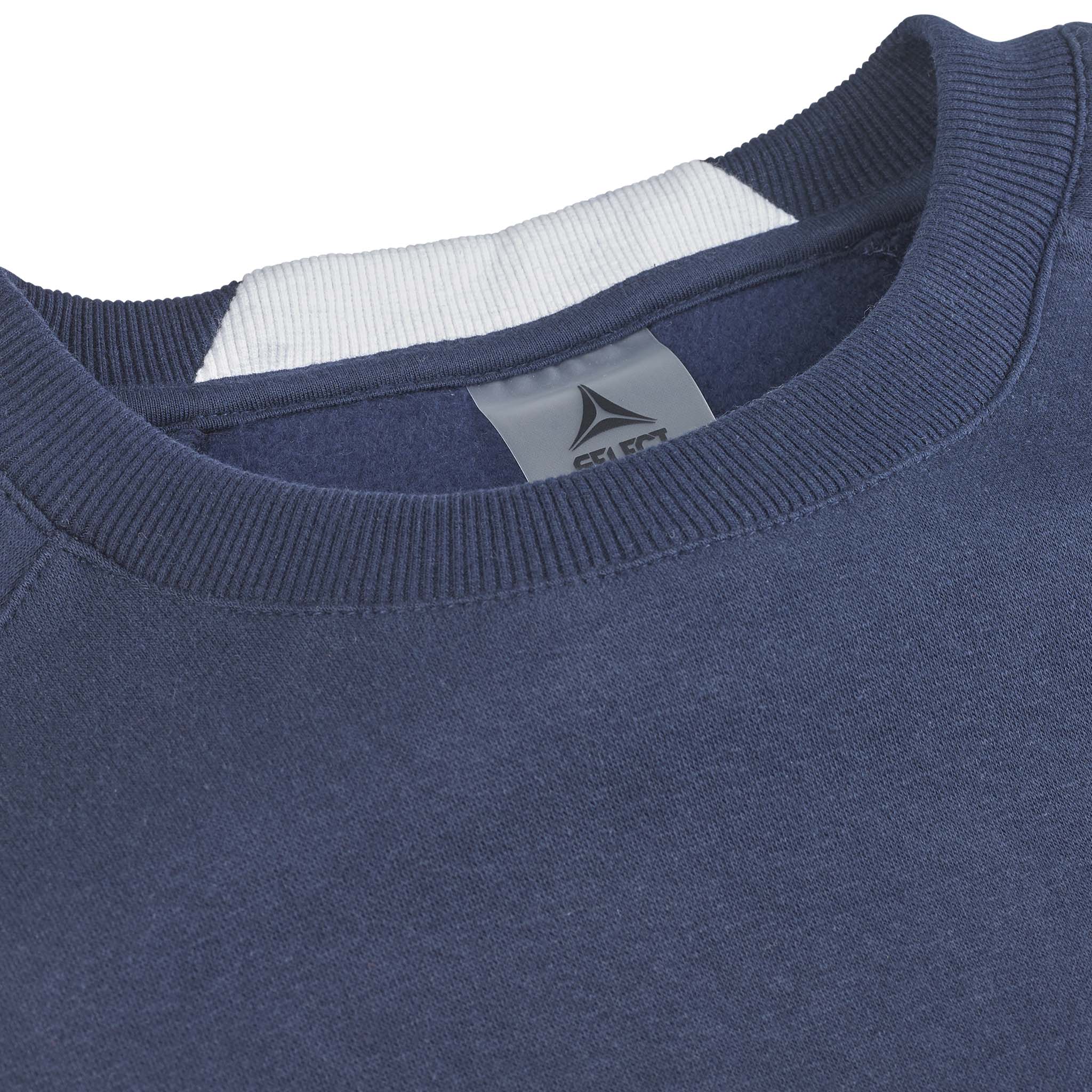 Closeup of navy Sweat Oxford v25 leisure wear, showing ribbed crew neck and inner collar with logo.