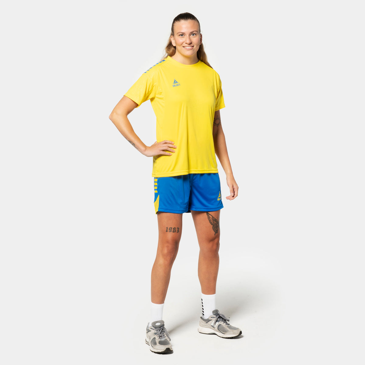 Woman football player in yellow Player shirt S/S Spain woman v25 & blue Player shorts Spain woman v25, Match & Training wear