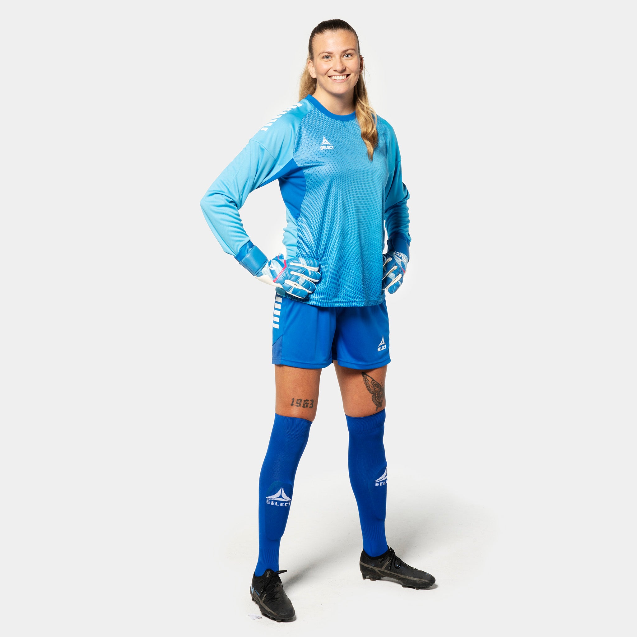 Woman football player in blue Goalkeeper shirt Spain v25, Goalkeeper wear, with matching shorts, socks and gloves.