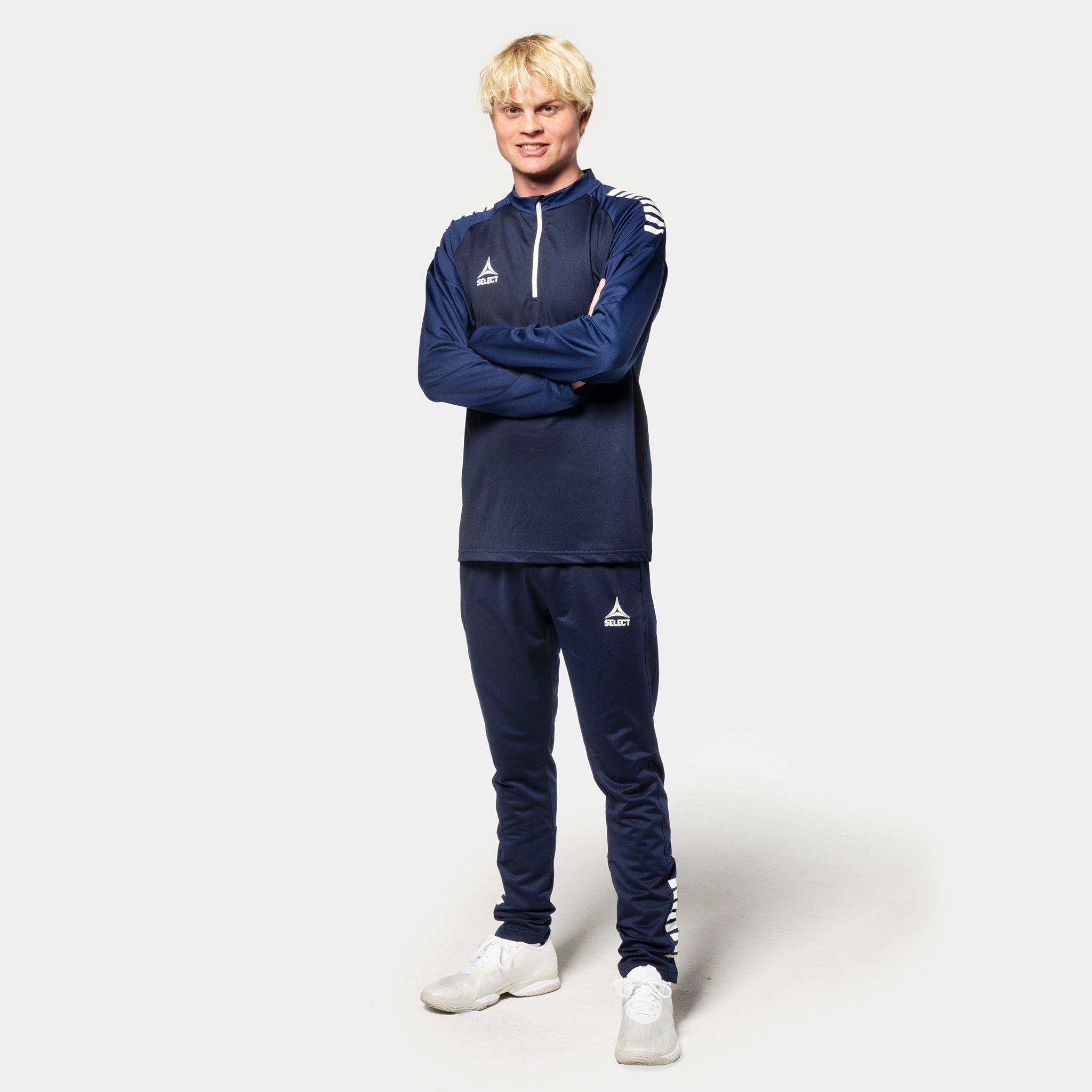 Man, football player, in navy and white Training sweat 1/2 zip Spain v25, Match & Training wear, front view