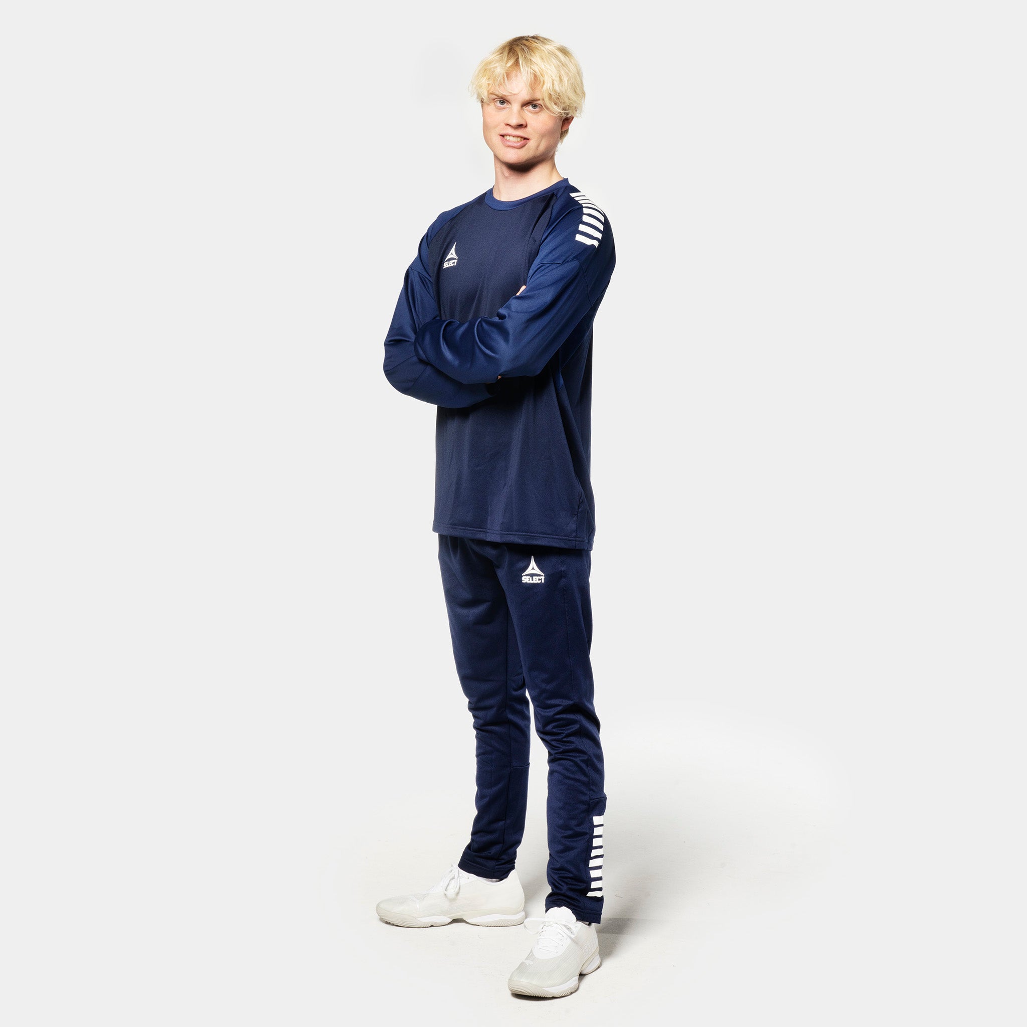 Man in navy-white Training sweat Spain v25, Match & Training wear, football player, front page