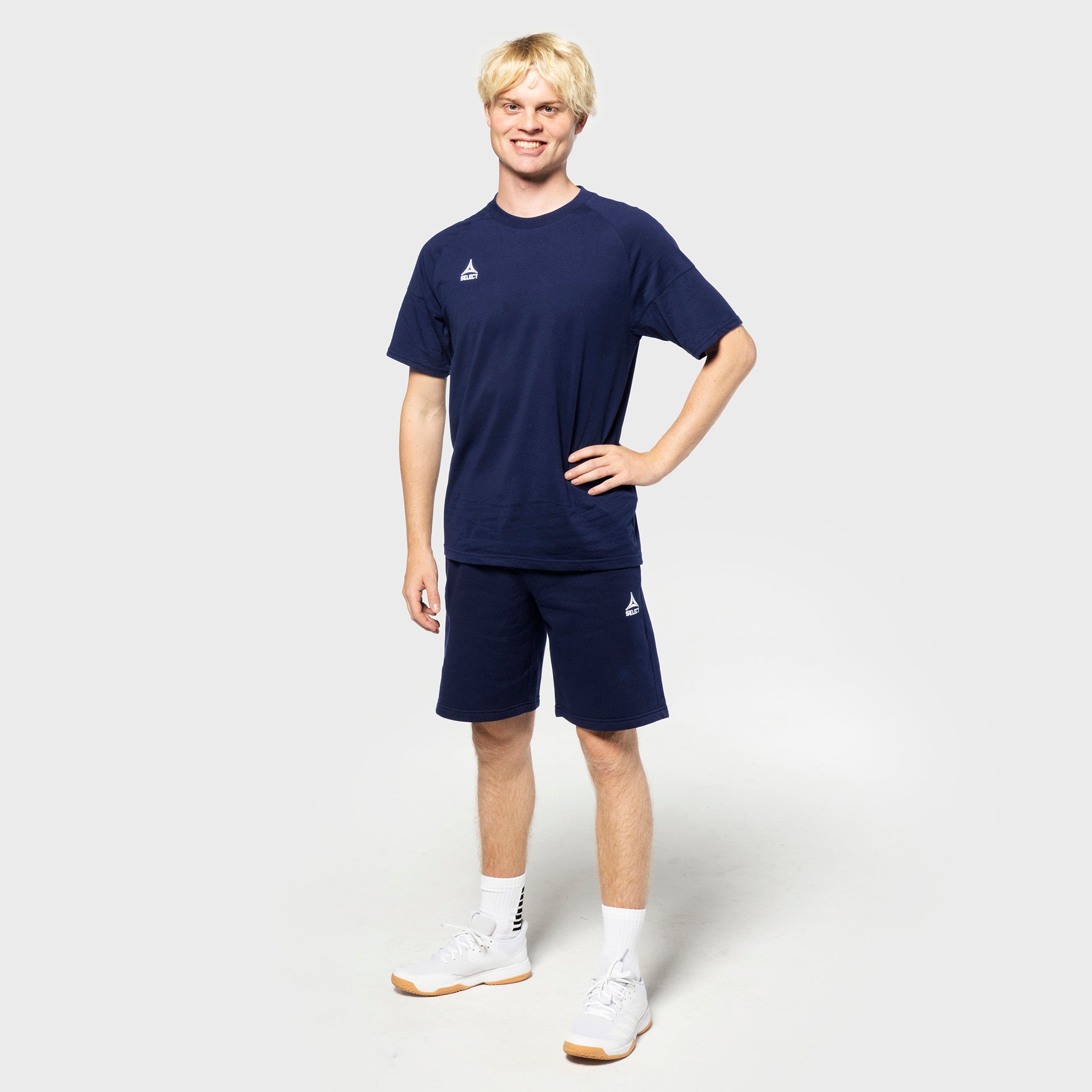 Man football player in navy Sweat shorts Oxford v25 and navy t-shirt, leisure wear, front view.