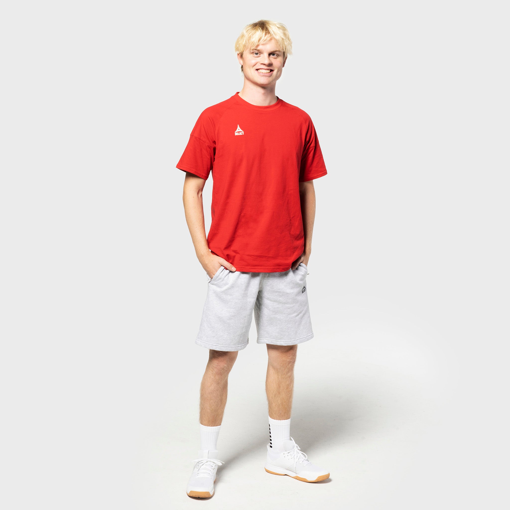 Male football player in red tee and grey Sweat shorts Oxford v25, leisure wear, front view.