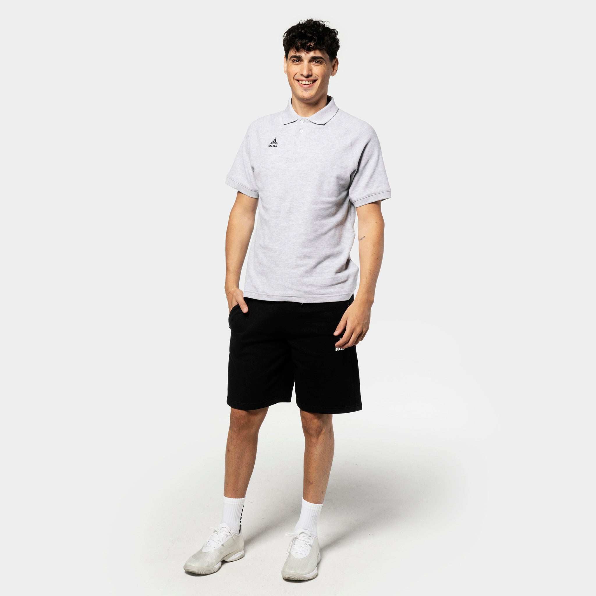 Man in grey polo and black Sweat shorts Oxford v25, leisure wear, front view.