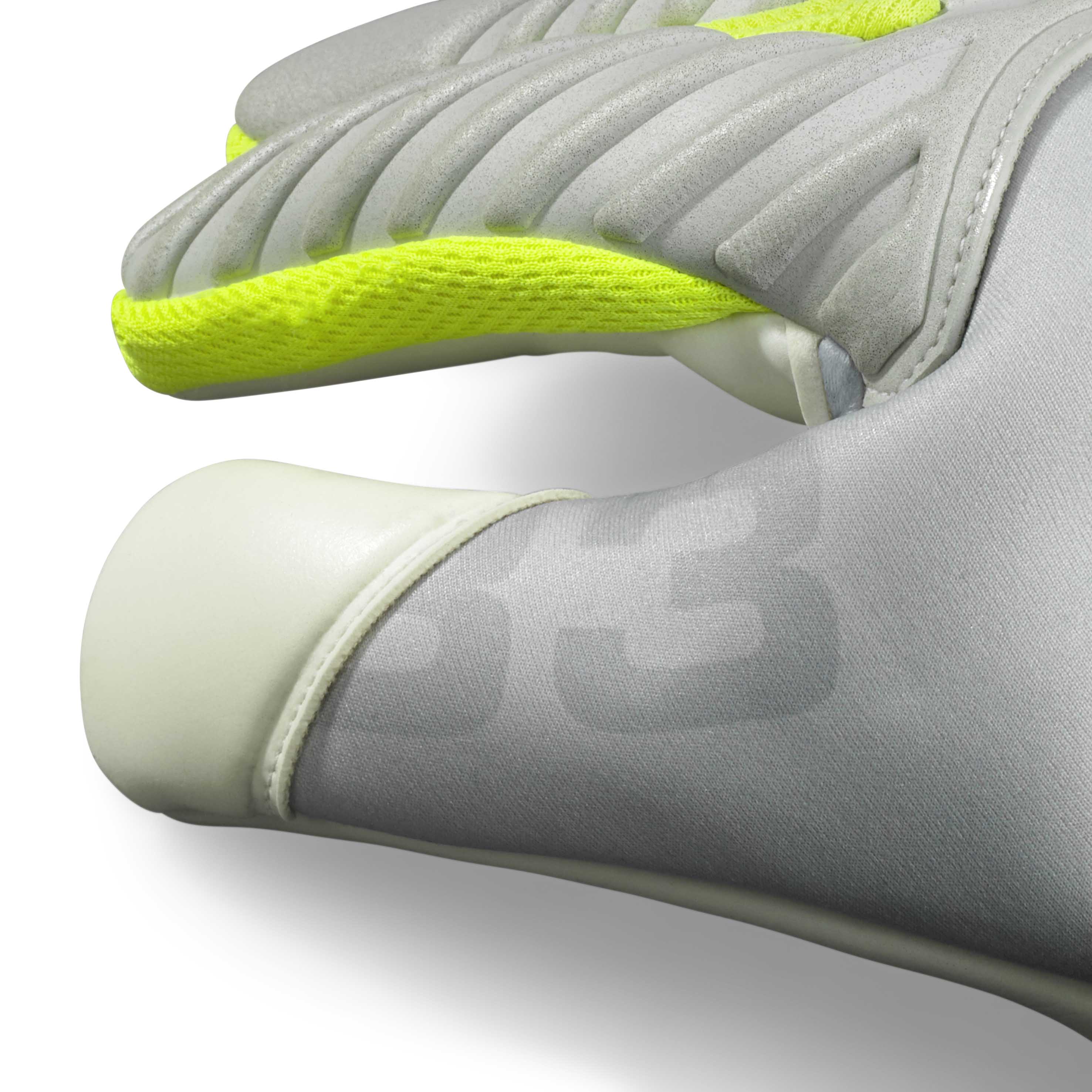 Nærbillede af grå GK gloves 33 Allround v26 målmandshandsker med neongule fingerdetaljer.
