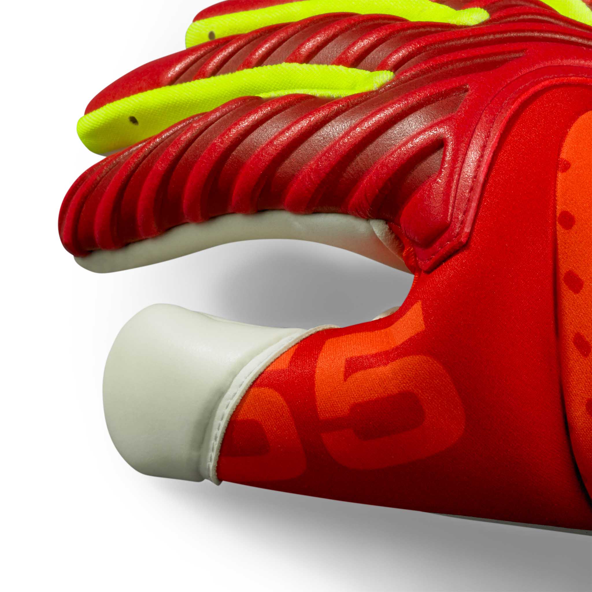 Closeup af røde GK gloves 55 Extra Force v26 målmandshandsker med gule og hvide detaljer