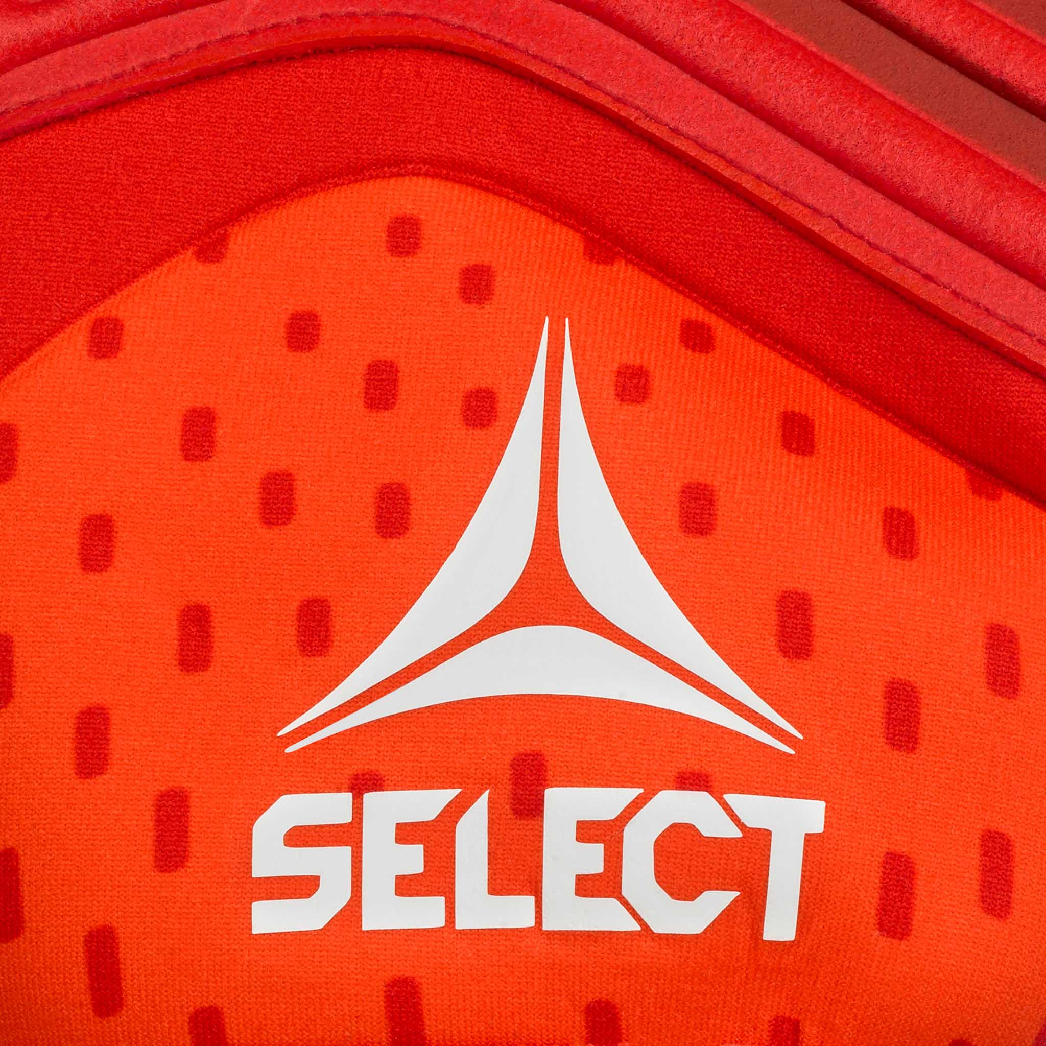 Nærbillede af røde GK gloves 55 Extra Force v26 målmandshandsker med hvidt Select-logo og struktureret bagside