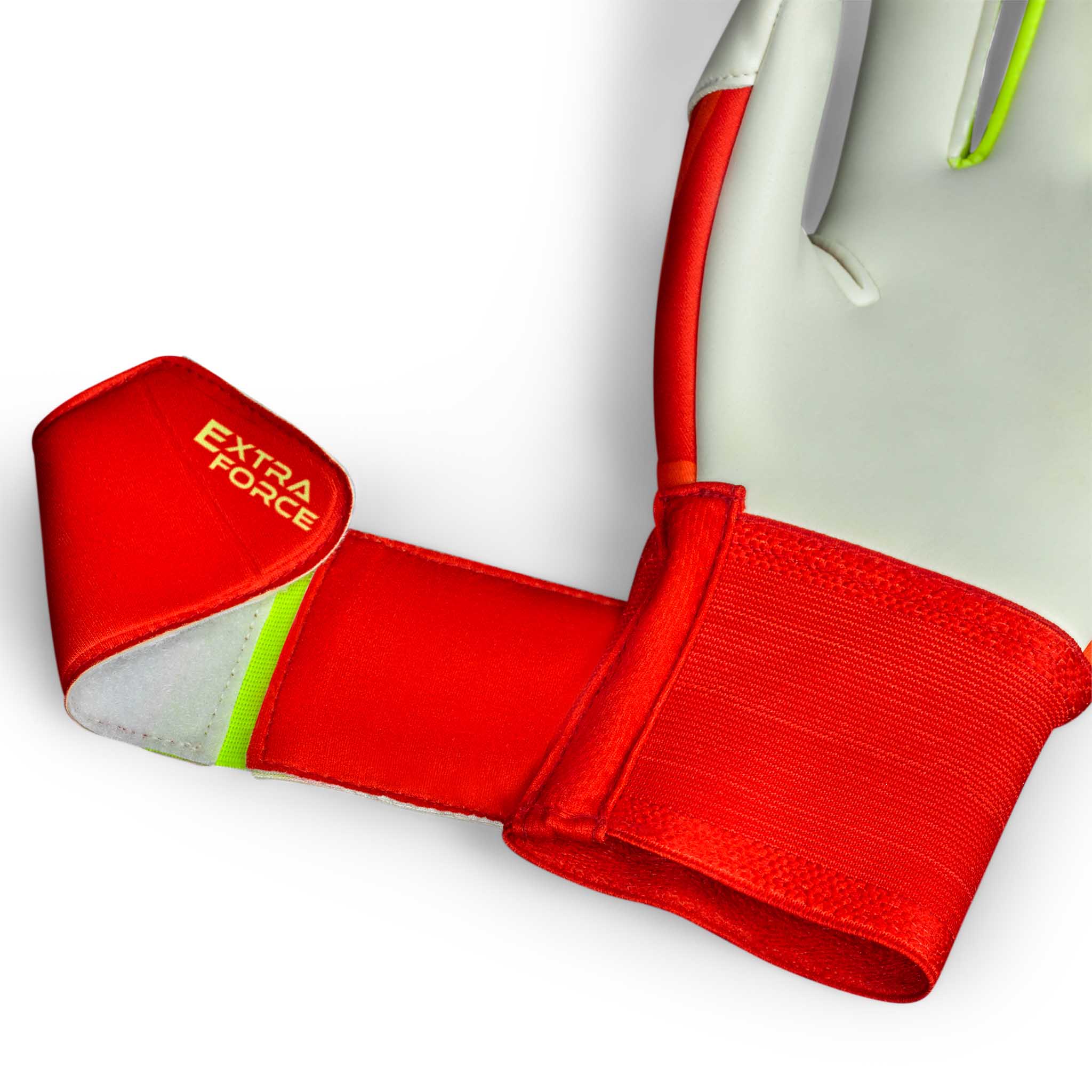 Nærbillede af GK gloves 55 Extra Force v26 målmandshandsker med rød håndledsrem, grå håndflade og neongrønne detaljer.