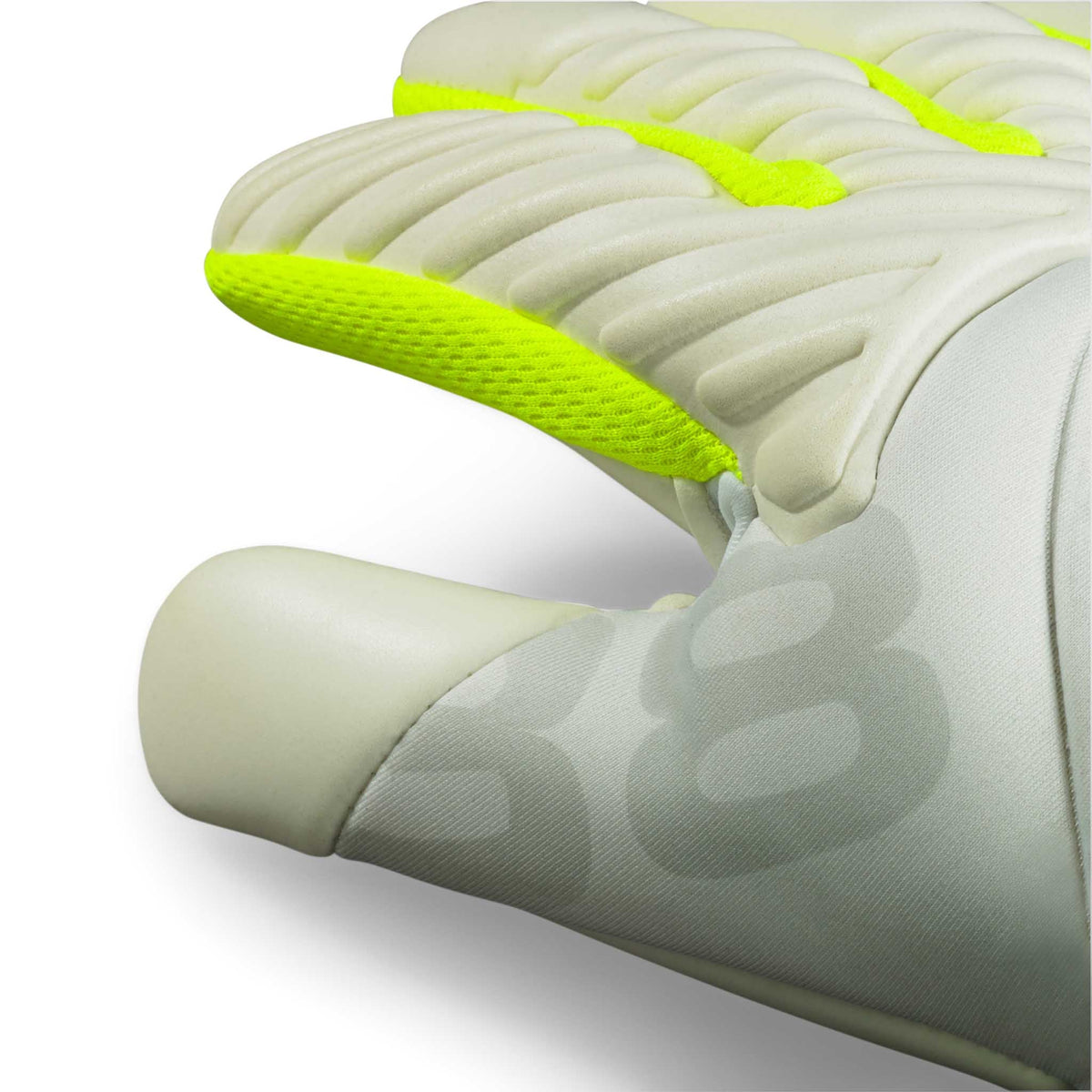 Nærbilled af GK gloves 88 Kids v26 målmandshandsker i hvid med neongule detaljer, der viser den strukturerede polstring.