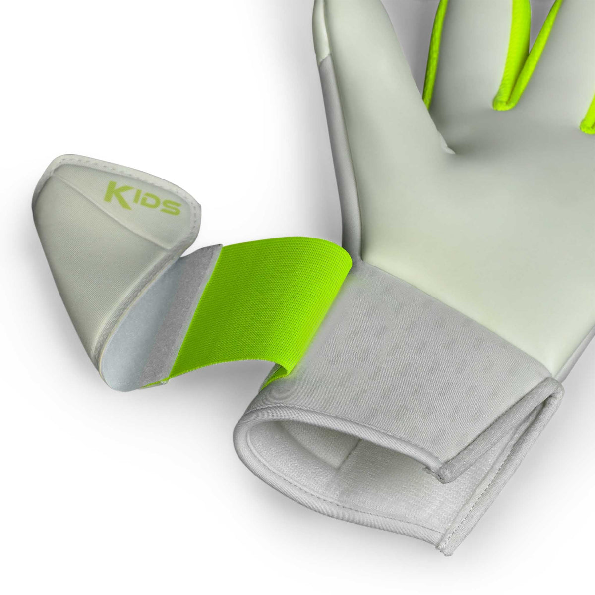 Nærbilled af GK gloves 88 Kids v26 målmandshandsker, hvide med grøn håndledsrem og "Kids"-tekstdetalje.