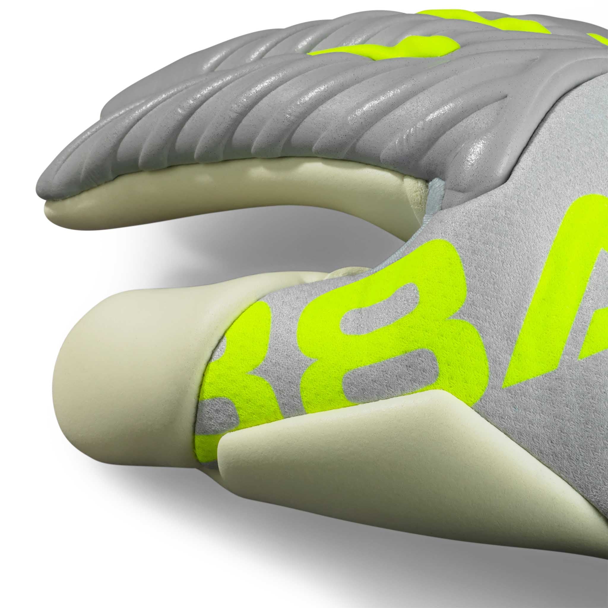 Nærbillede af GK gloves 88 Pro Aqua v26 målmandshandsker med grå struktureret overside og neongule fodboldaccenter.