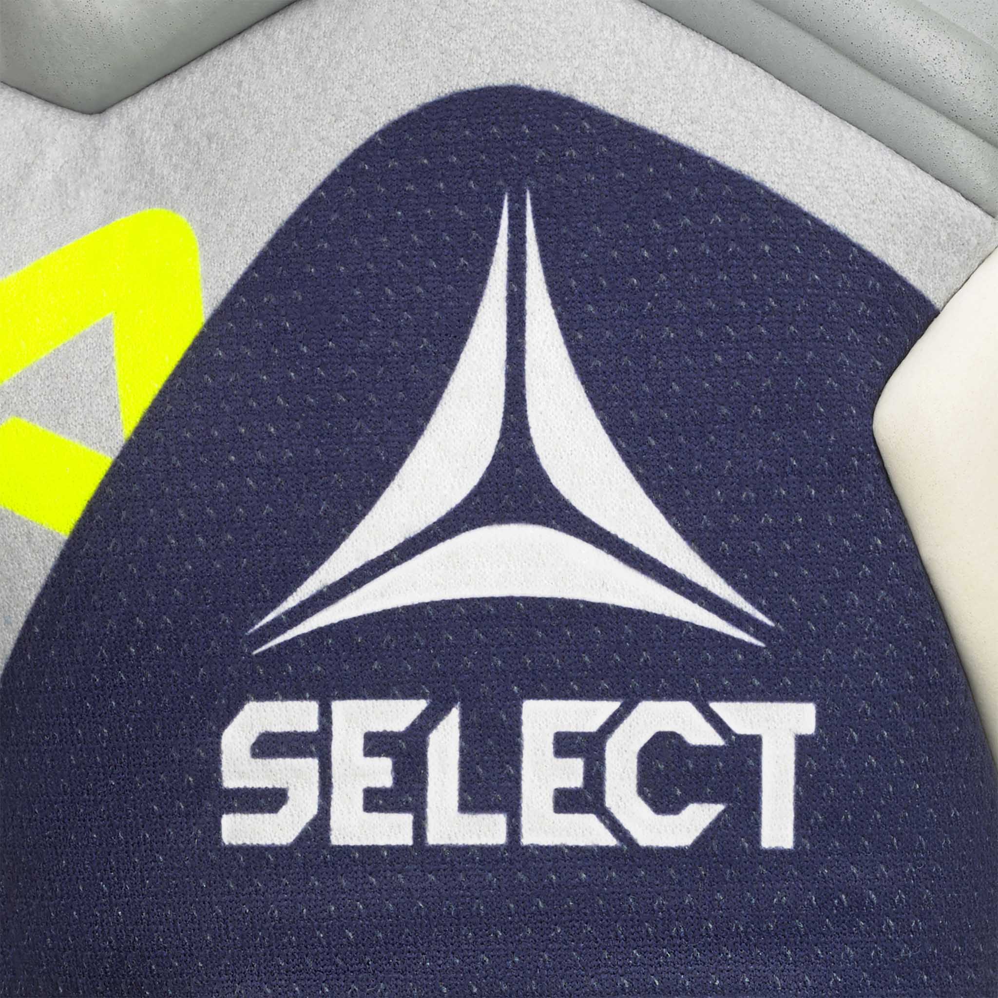 Closeup af GK gloves 88 Pro Aqua v26 målmandshandsker med hvidt Select-logo på mørkeblå fodboldhandske.
