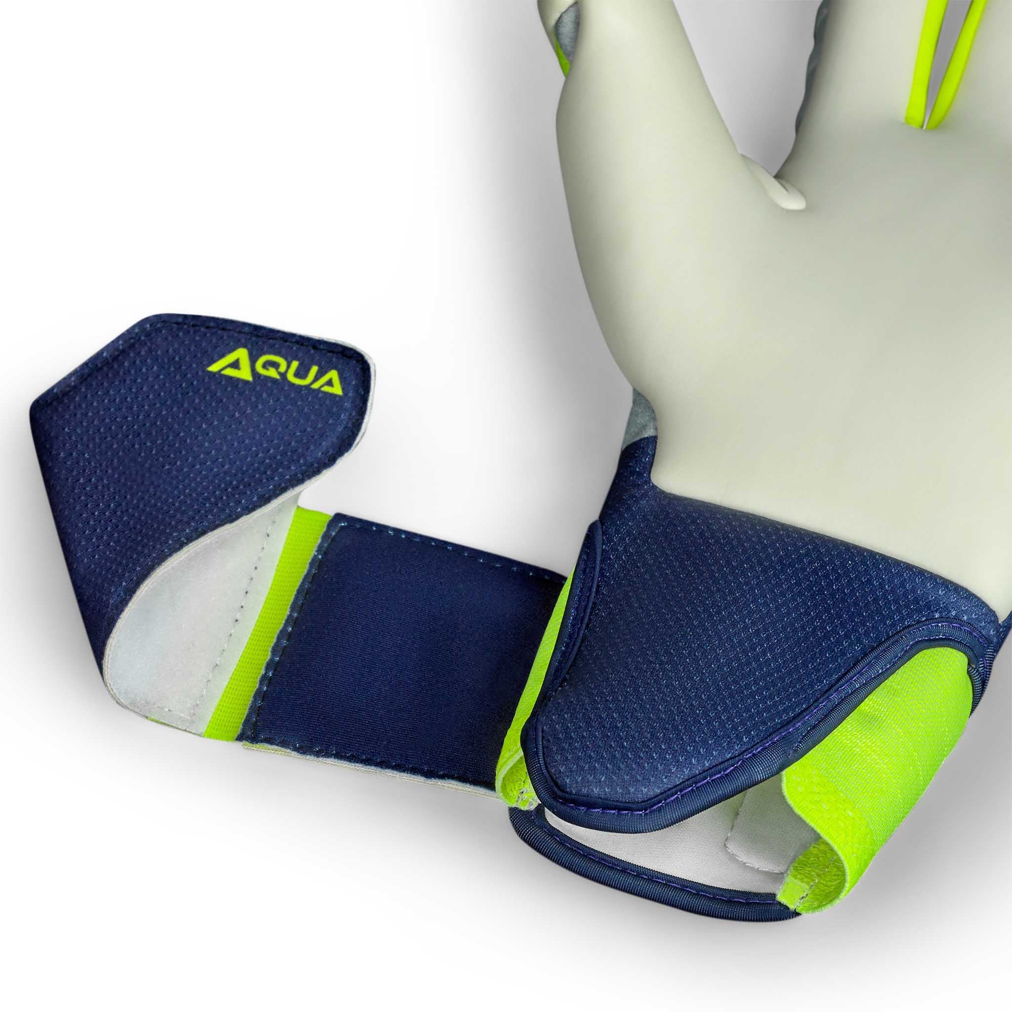 Closeup af GK gloves 88 Pro Aqua v26 målmandshandsker med mørkeblå håndledsrem og neongult Aqua-logo.
