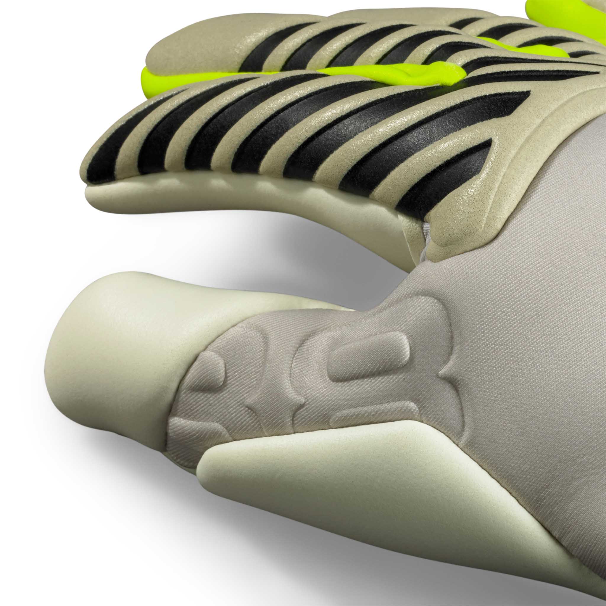 Closeup af GK gloves 88 Pro Grip v26 målmandshandsker med beige polstring, sorte ribbede detaljer og neongule accenter.