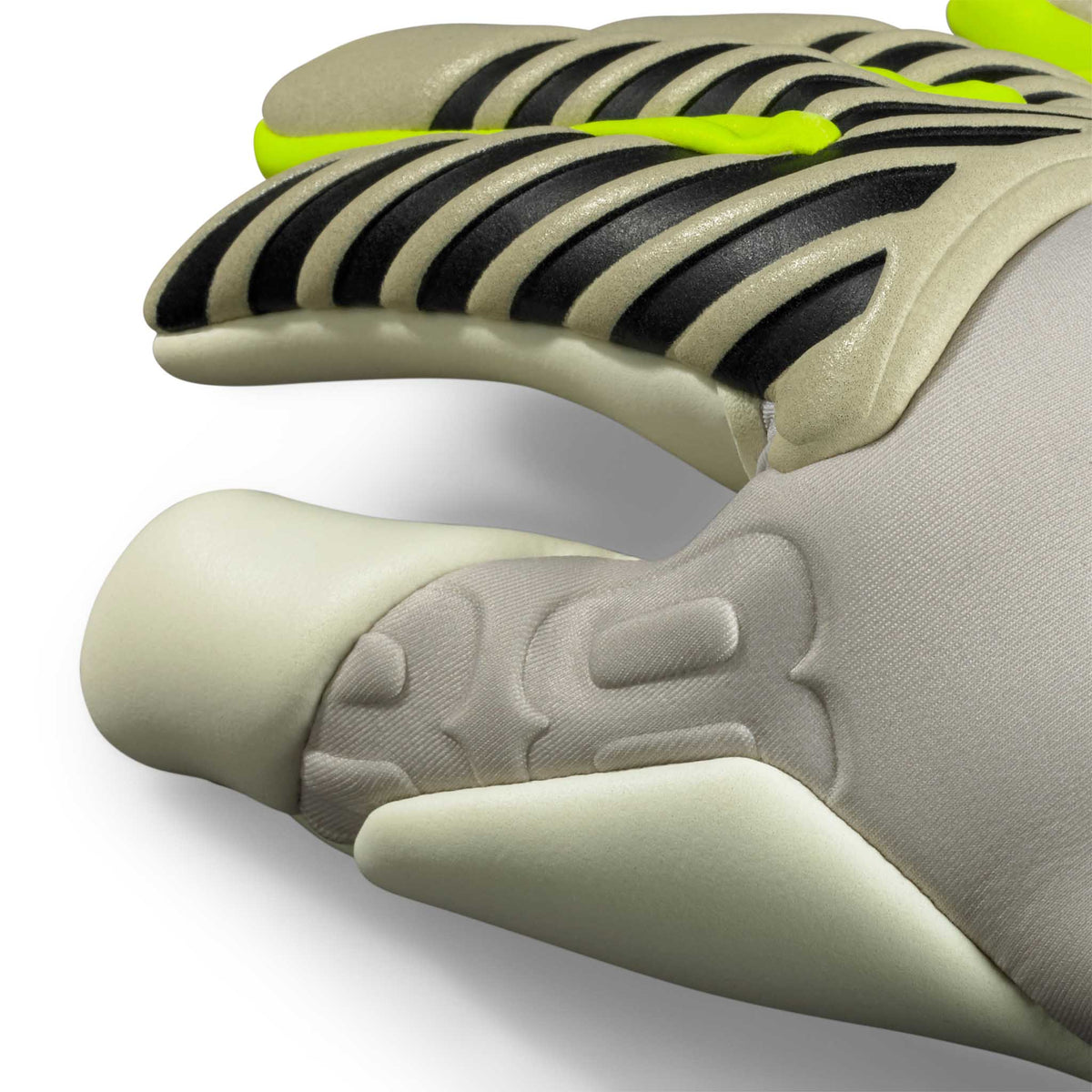 Closeup af 88 Pro Grip v26 målmandshandsker, beige håndflade med sorte fingerribber og neongule detaljer