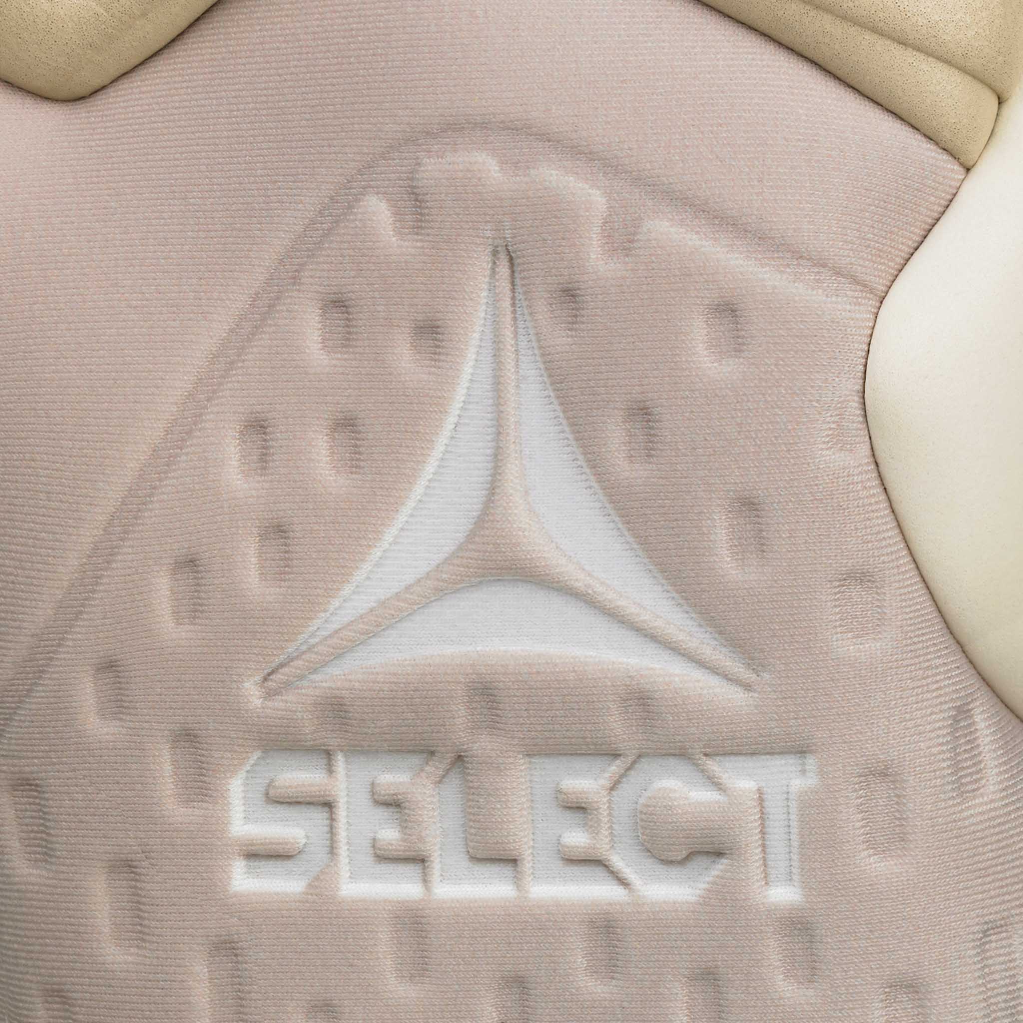 Nærbillede af beige Select-logo på GK gloves 88 Pro Grip v26 målmandshandsker til fodbold.