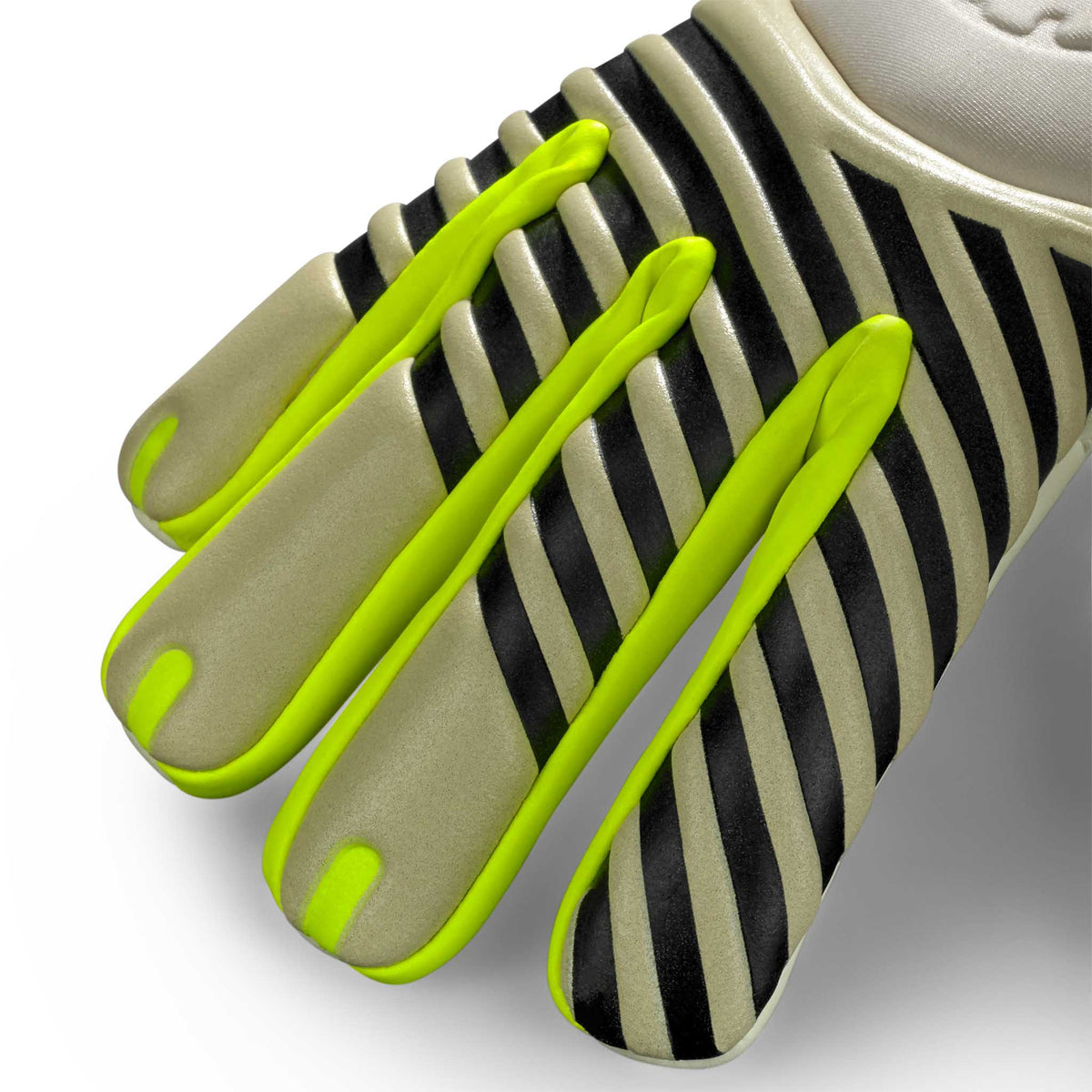 Nærbillede af 88 Pro Grip v26 målmandshandsker, beige og sorte striber med limegrønne detaljer på fingrene.
