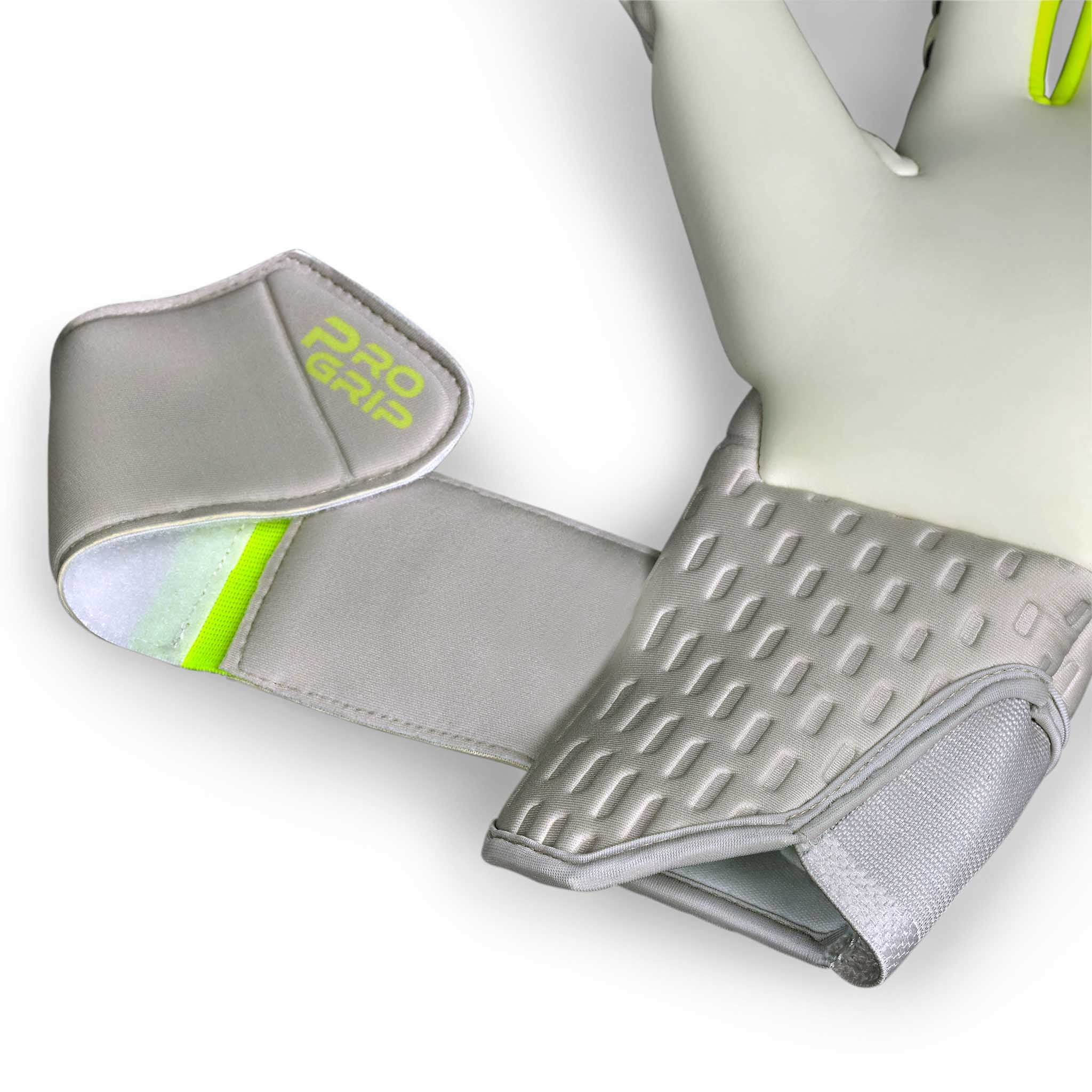 Closeup af GK gloves 88 Pro Grip v26 målmandshandsker til fodbold med grå håndledsrem og neongul Pro Grip-detalje.