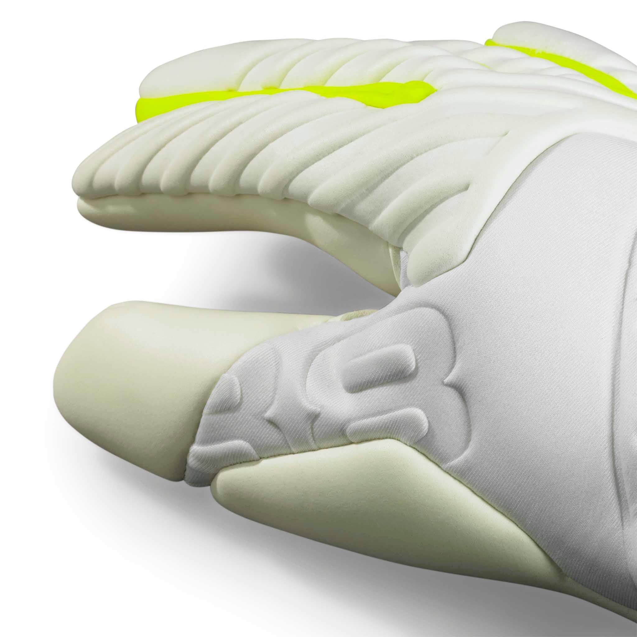Nærbillede af hvide GK gloves 88 Pro Grip v26 målmandshandsker med neongule detaljer, fingre og håndflade i fokus.