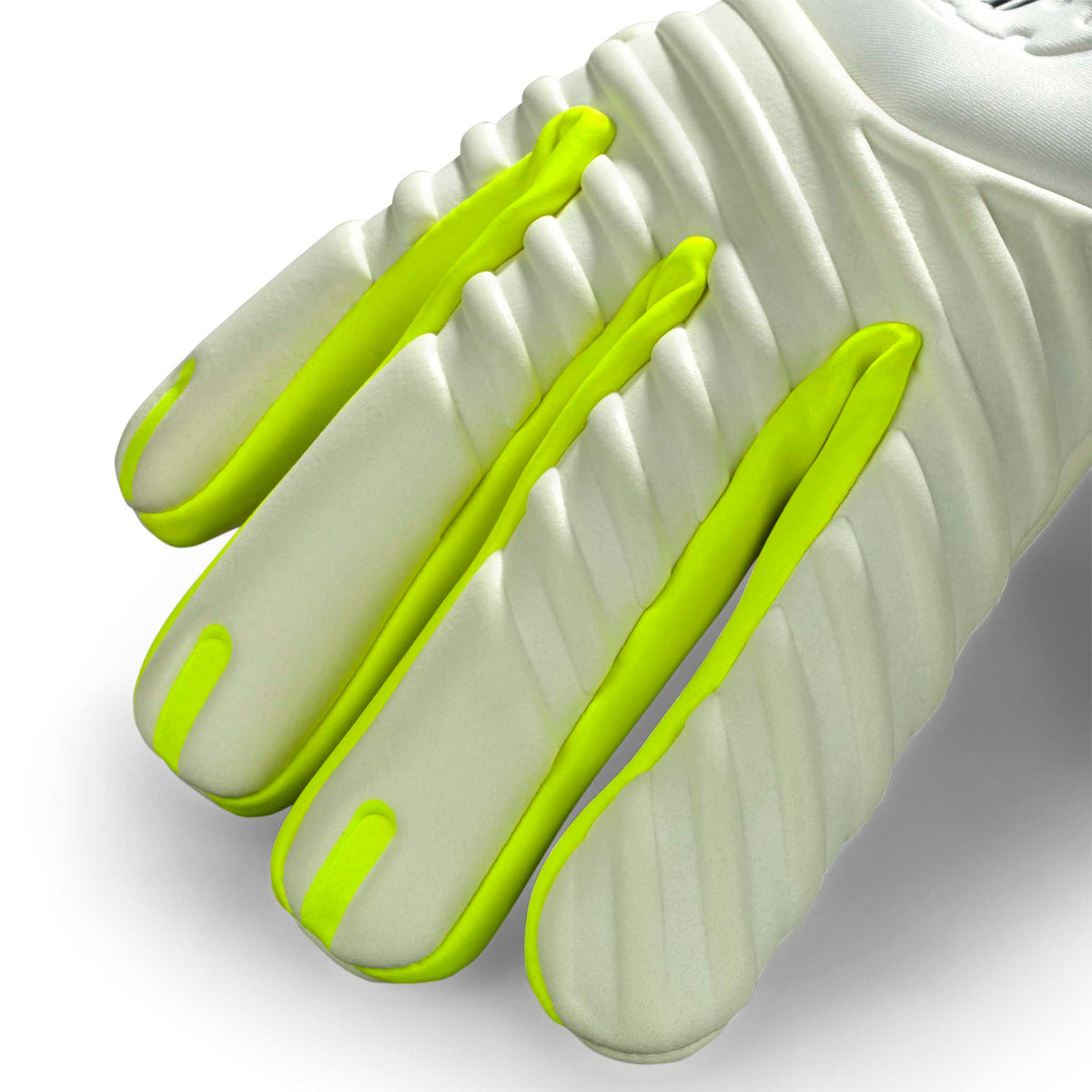 Nærbillet af hvide GK gloves 88 Pro Grip v26 målmandshandsker med neongule fingerdetaljer