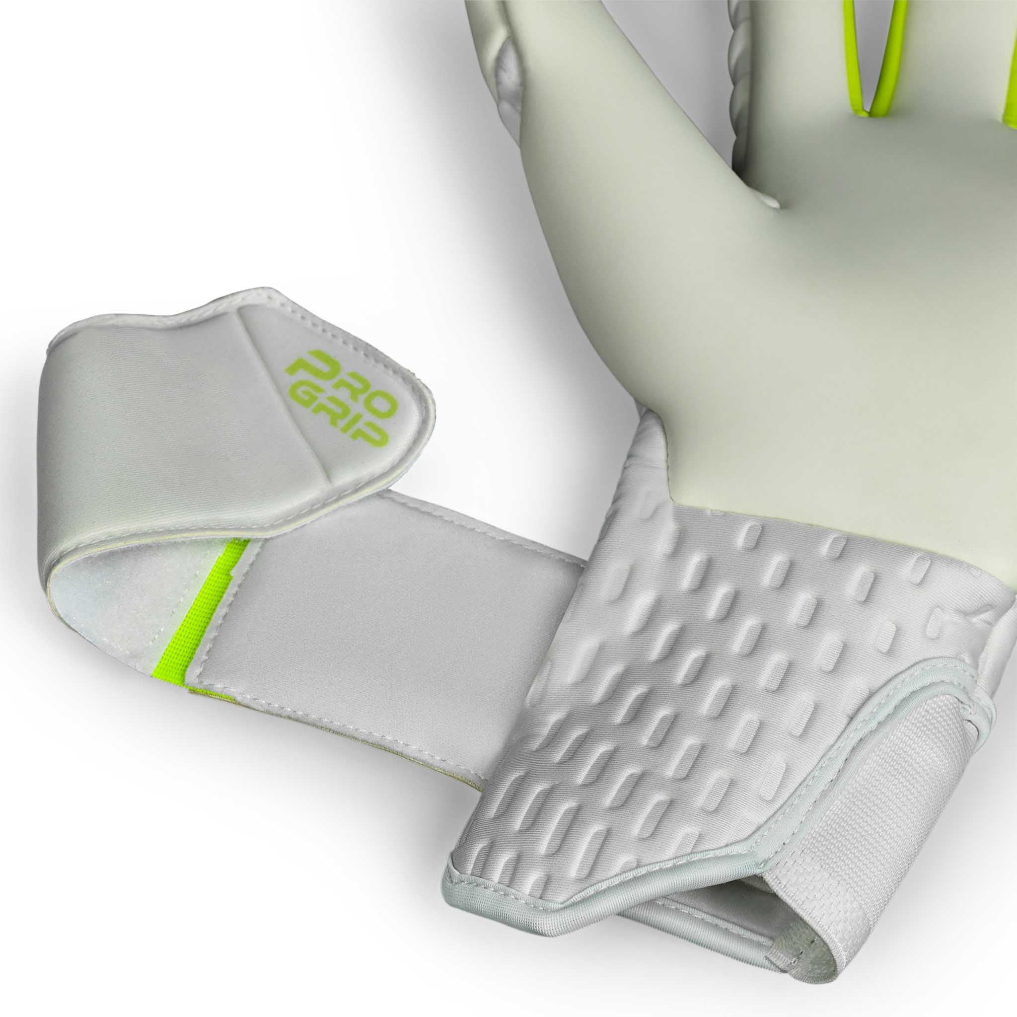 Nærbillede af hvide GK gloves 88 Pro Grip v26 målmandshandsker til fodbold med neongule detaljer og struktureret håndledsrem.