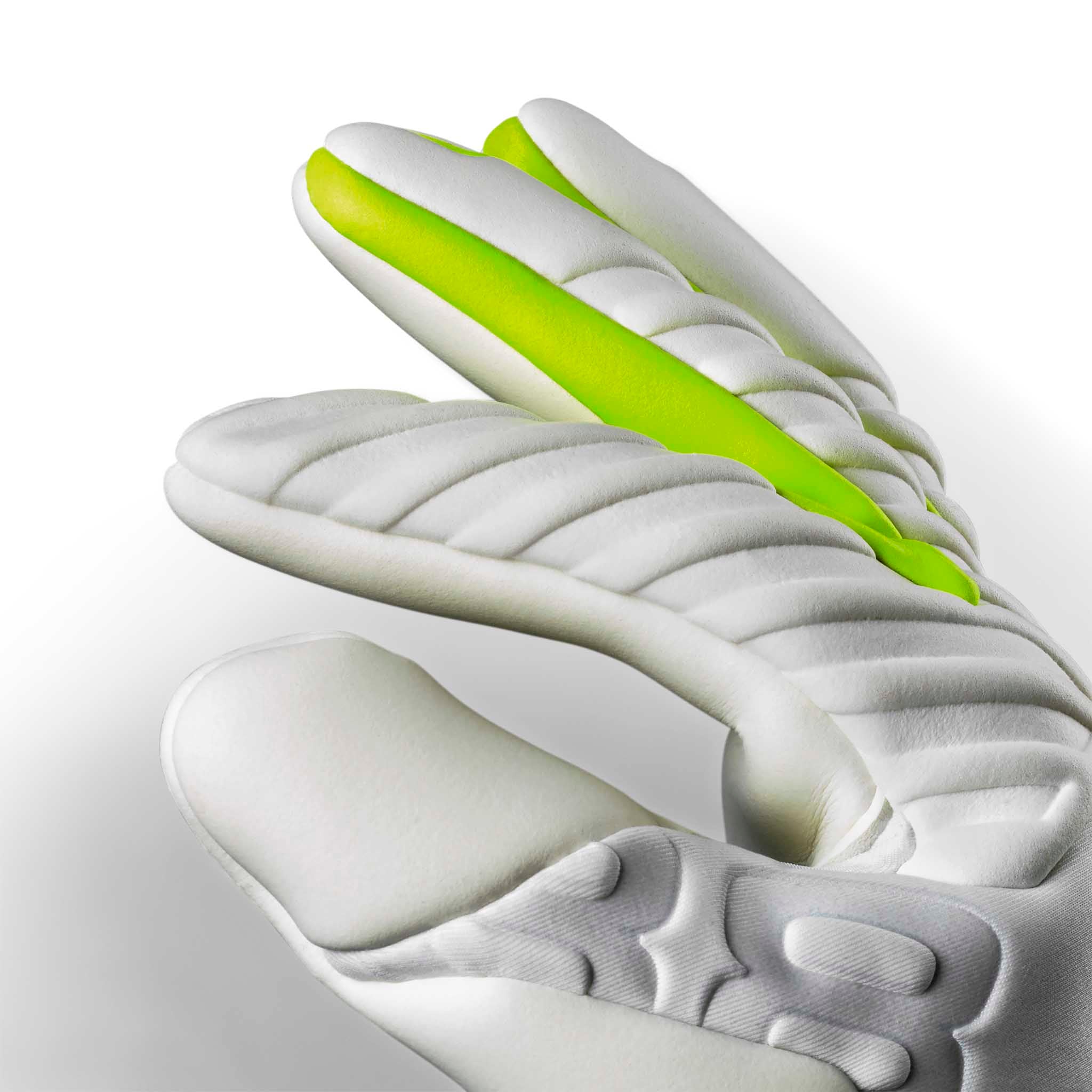 Nærbillede af hvide GK gloves 88 Pro Grip v26 målmandshandsker med neongrønne detaljer på fingrene.