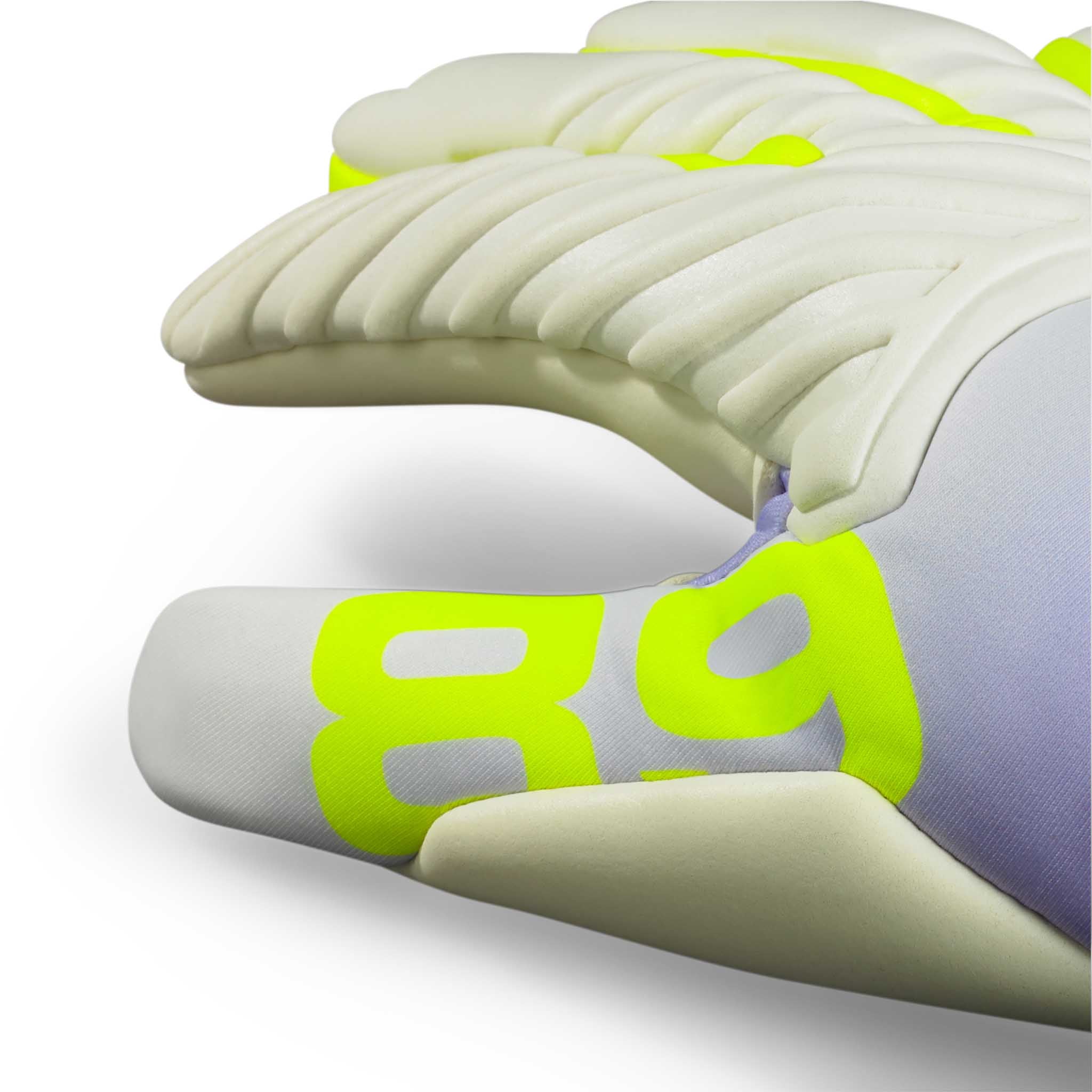 Nærbillede af GK gloves 89 Women v26 målmandshandsker i hvid og beige med neongult 89-logo og fodbolddetalje.