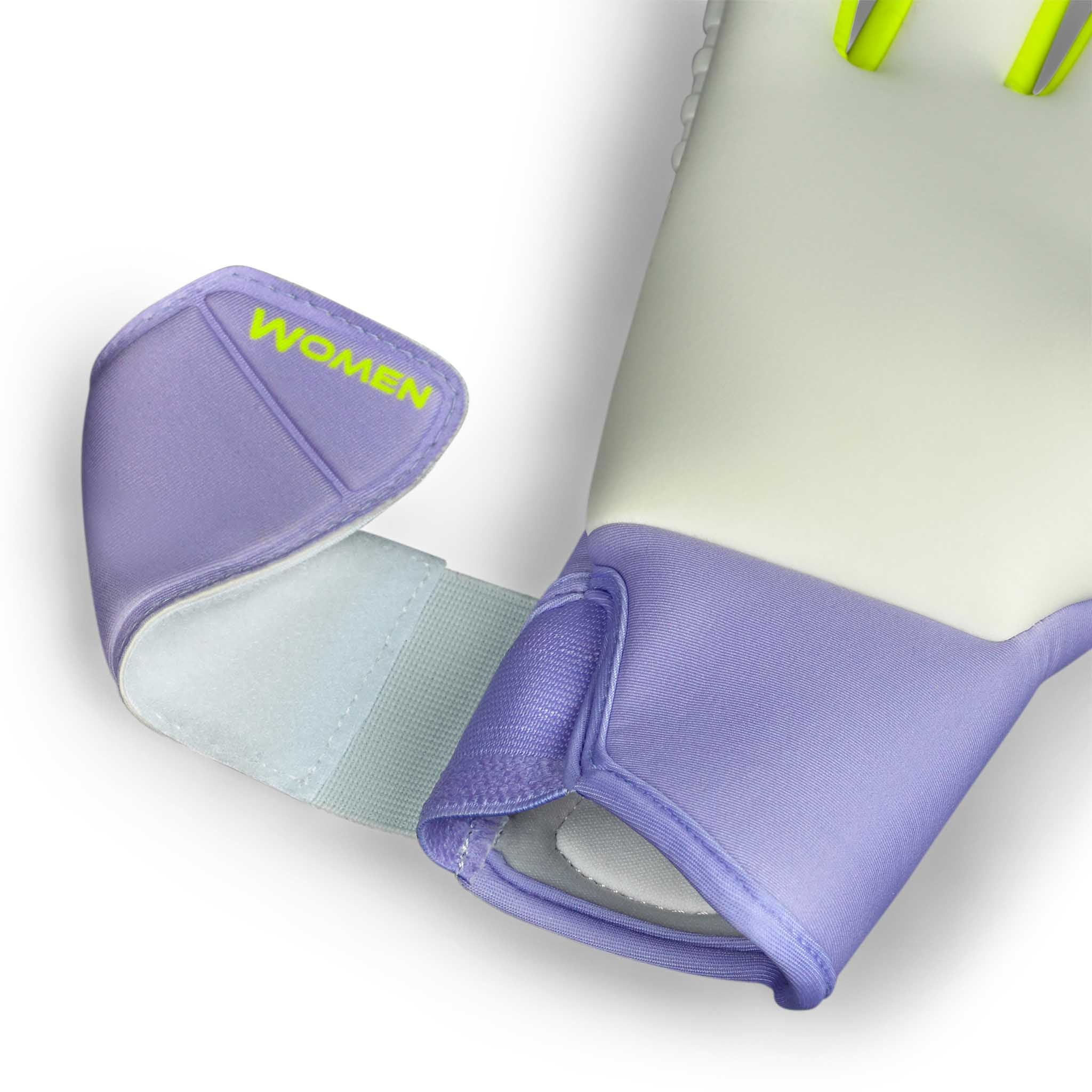 Nærbillede af GK gloves 89 Women v26 målmandshandsker med lilla håndledsrem, gul "WOMEN"-tekst og hvid håndflade.