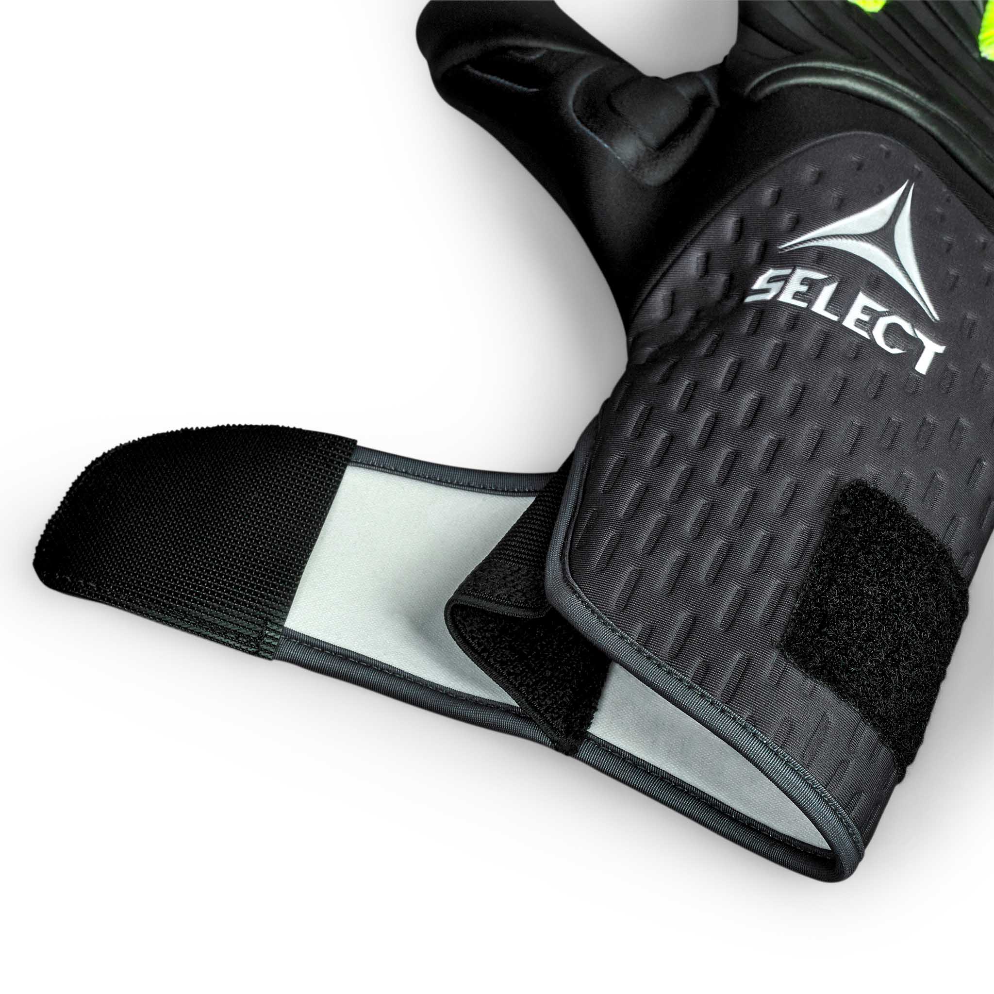 Nærbillede af sorte GK gloves 90 Flexi Pro v26 målmandshandsker med struktureret håndledsrem og Select-logo.