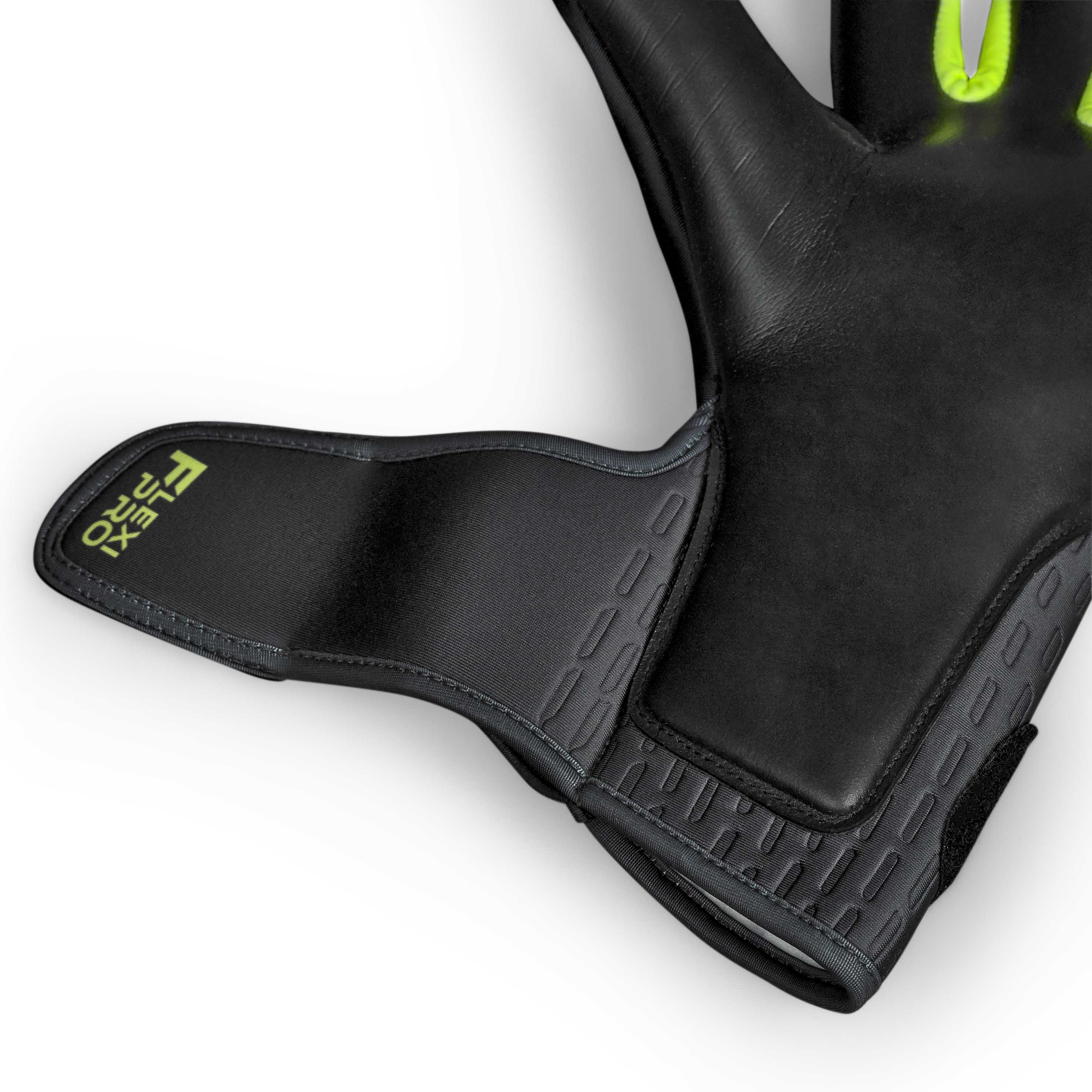Nærbillede af GK gloves 90 Flexi Pro v26 målmandshandsker i sort med grønne detaljer, der viser håndledsremmen.