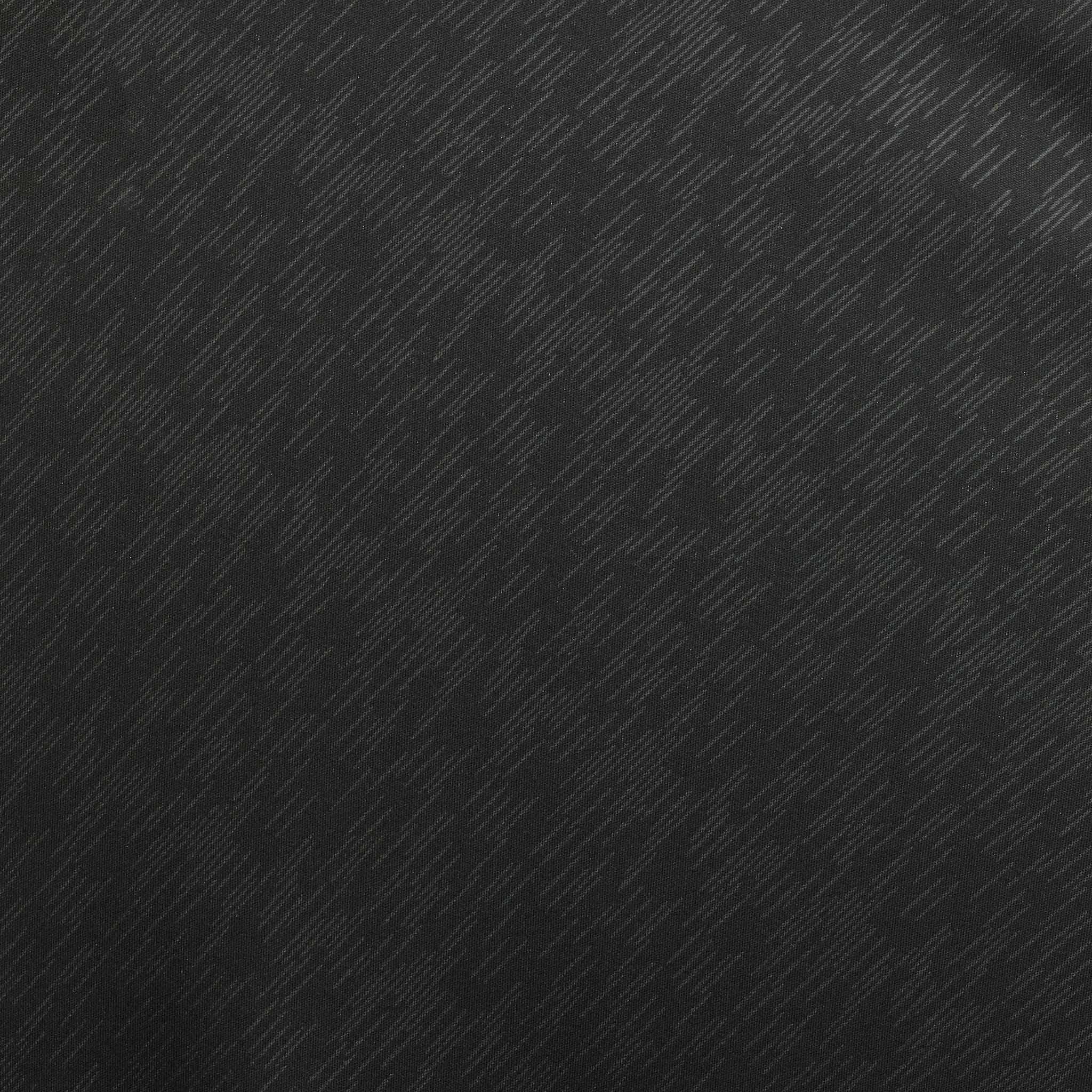 Nærbillede af sort struktureret stof på Player shirt S/S Pisa X, Match & Training wear, med fin vævet detalje