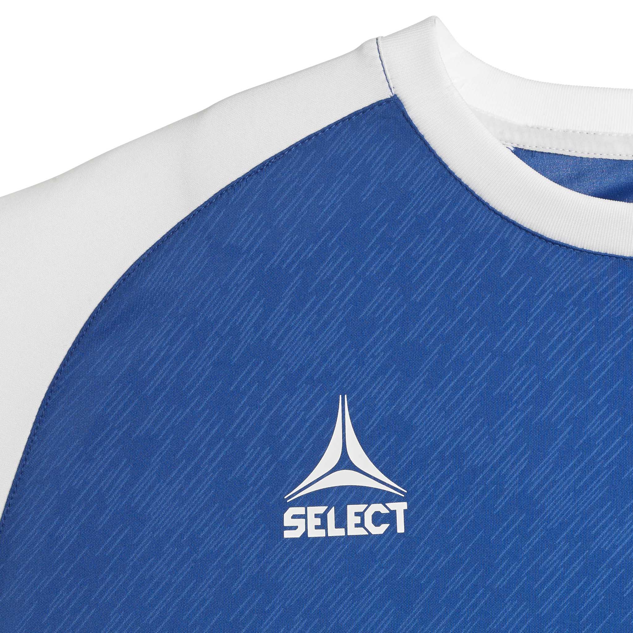 Nærbillede af blå og hvid Player shirt S/S Pisa X, Match & Training wear, med hvidt Select-logo foran