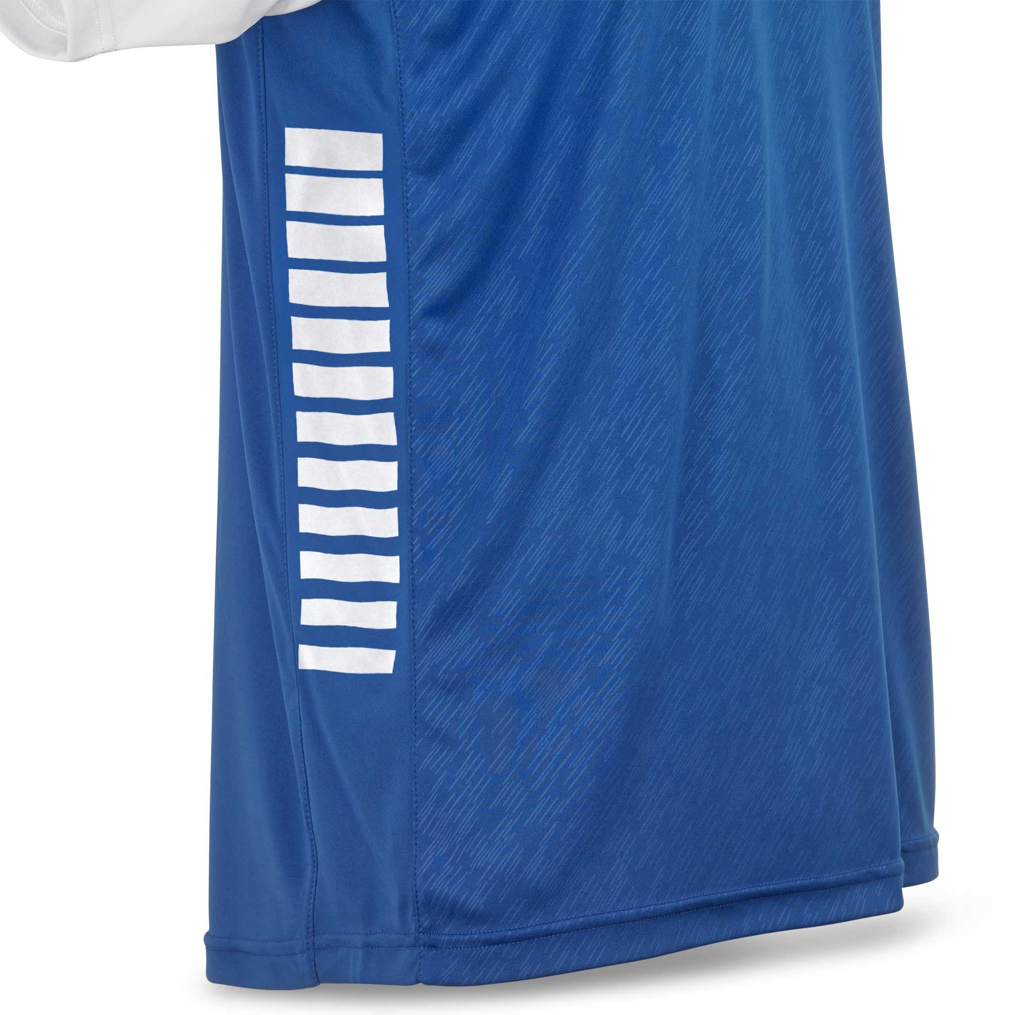 Nærbillede af blå Player shirt S/S Pisa X, Match & Training wear, med hvid sidedetalje.