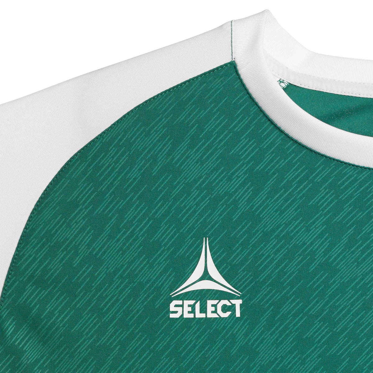 Closeup af grøn og hvid Player shirt S/S Pisa X, Match & Training wear, med Select-logo og stofstruktur.