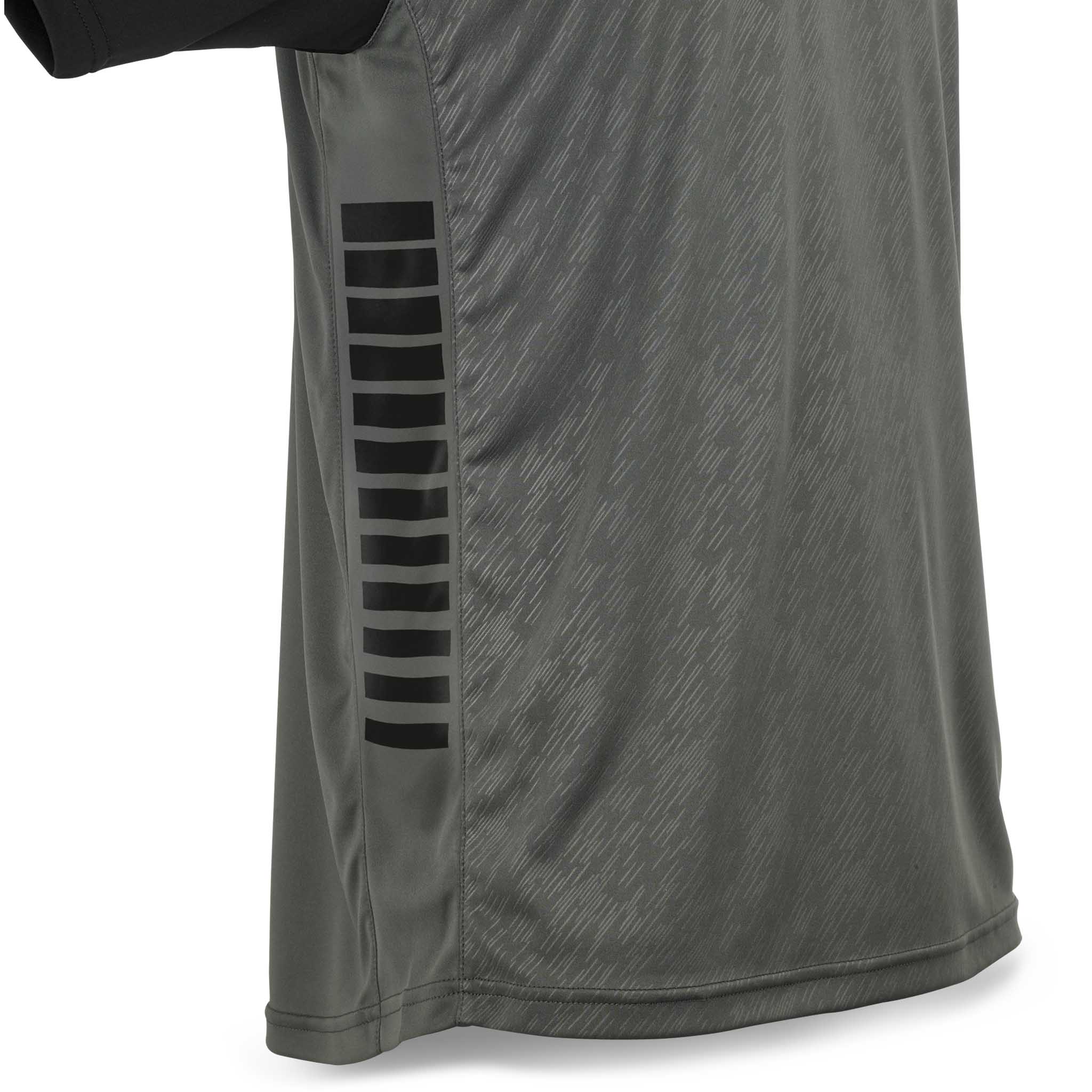 Nærbillede af grå Player shirt S/S Pisa X med sorte sidestriber, Match & Training wear fodbold