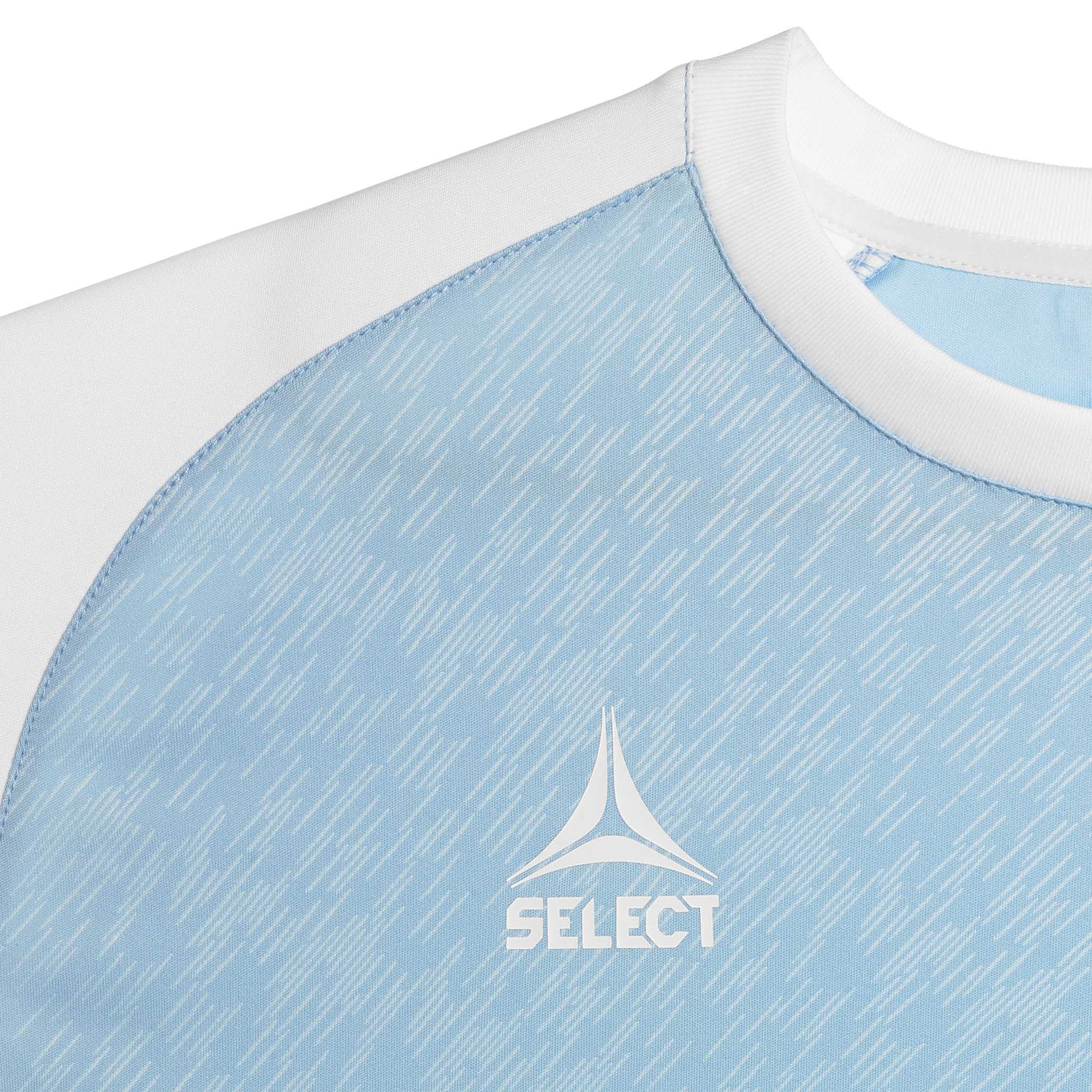 Nærbillede af lyseblå Player shirt S/S Pisa X med hvid skulder, krave og Select-logo. Fodbold Match & Training wear.