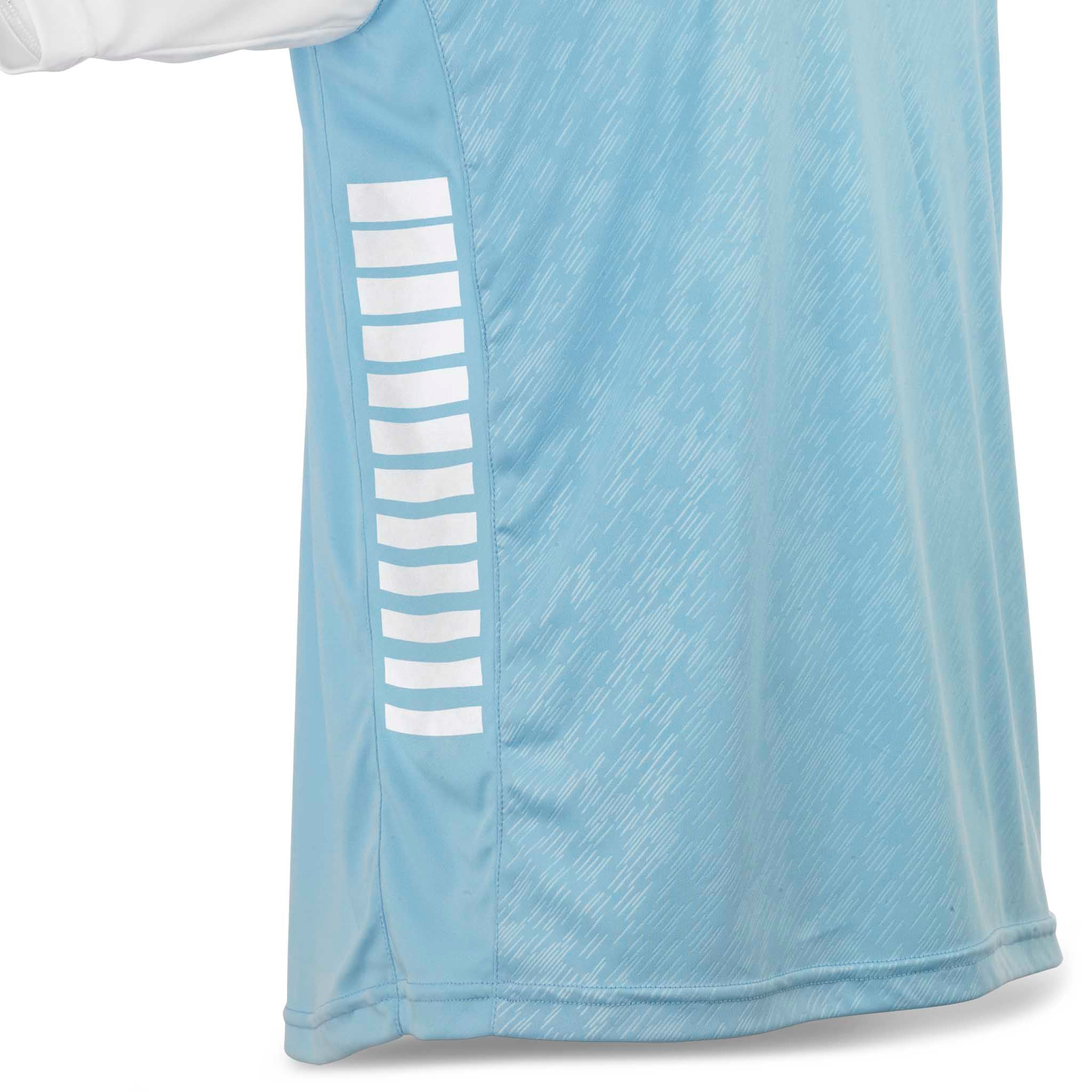 Nærbillede af lyseblå Player shirt S/S Pisa X med hvidt stribet sidedetalje, Match & Training wear