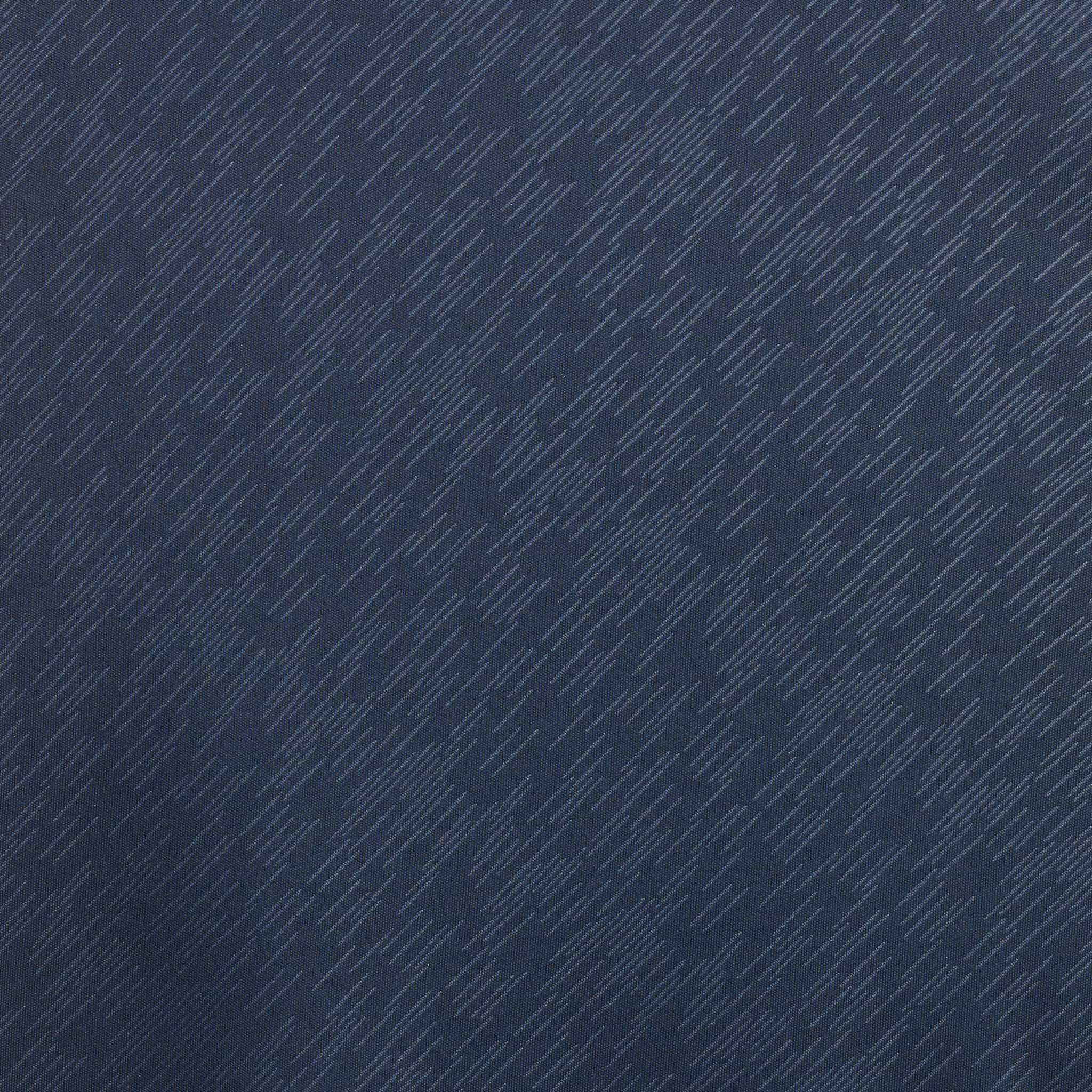 Nærbillede af Player shirt S/S Pisa X, Match & Training wear, med marineblåt stof og fine hvide strukturlinjer.