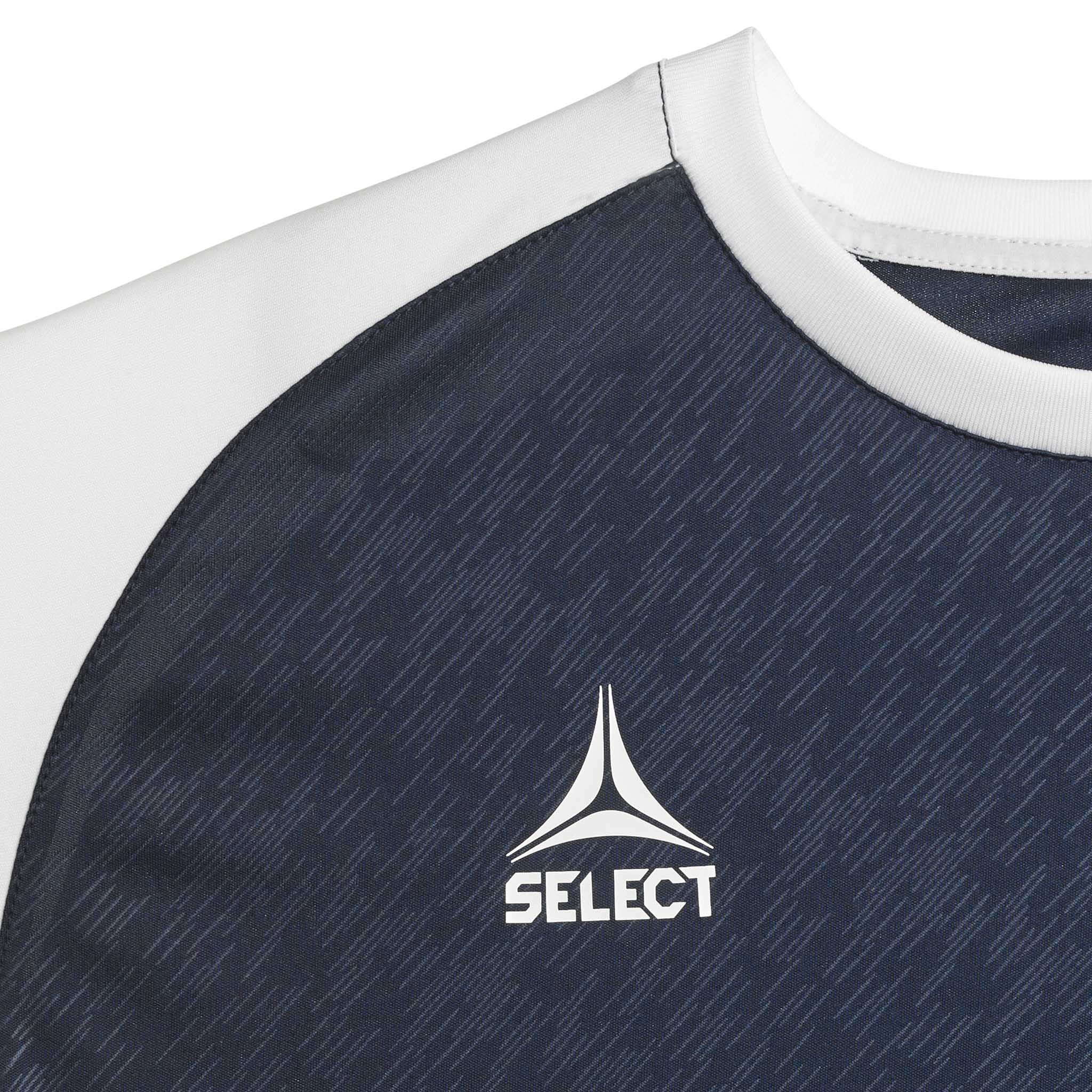 Nærbillede af navy og hvid Player shirt S/S Pisa X, Match & Training wear, med hvidt logo på navy fodboldtrøje.